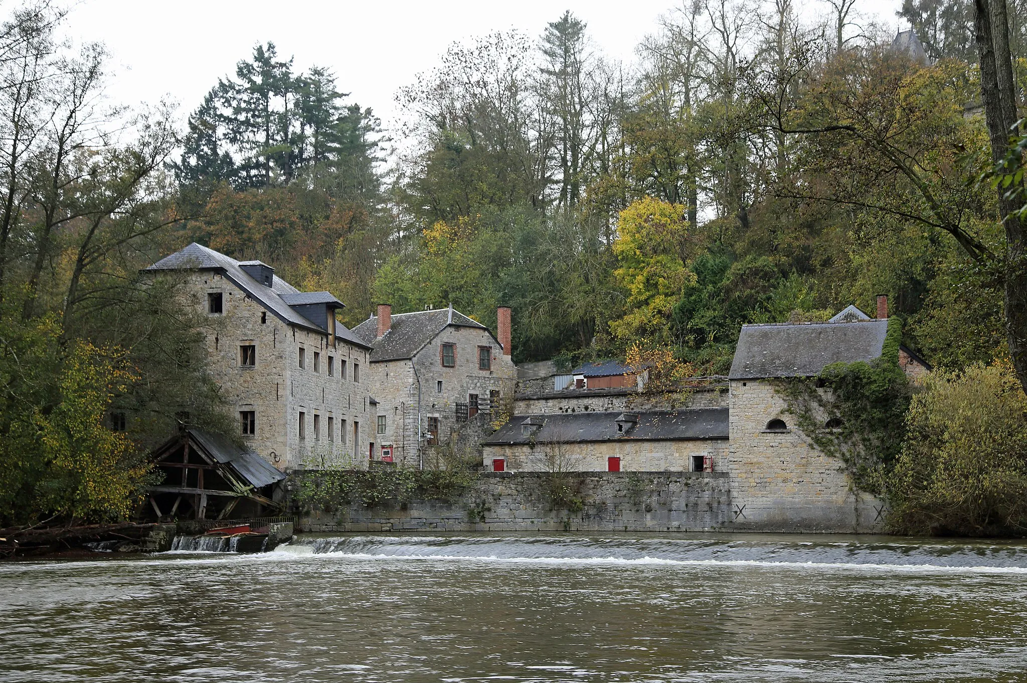 Photo showing: Walzin (Dréhance, Dinant, Belgium): old watermill on the Lesse river