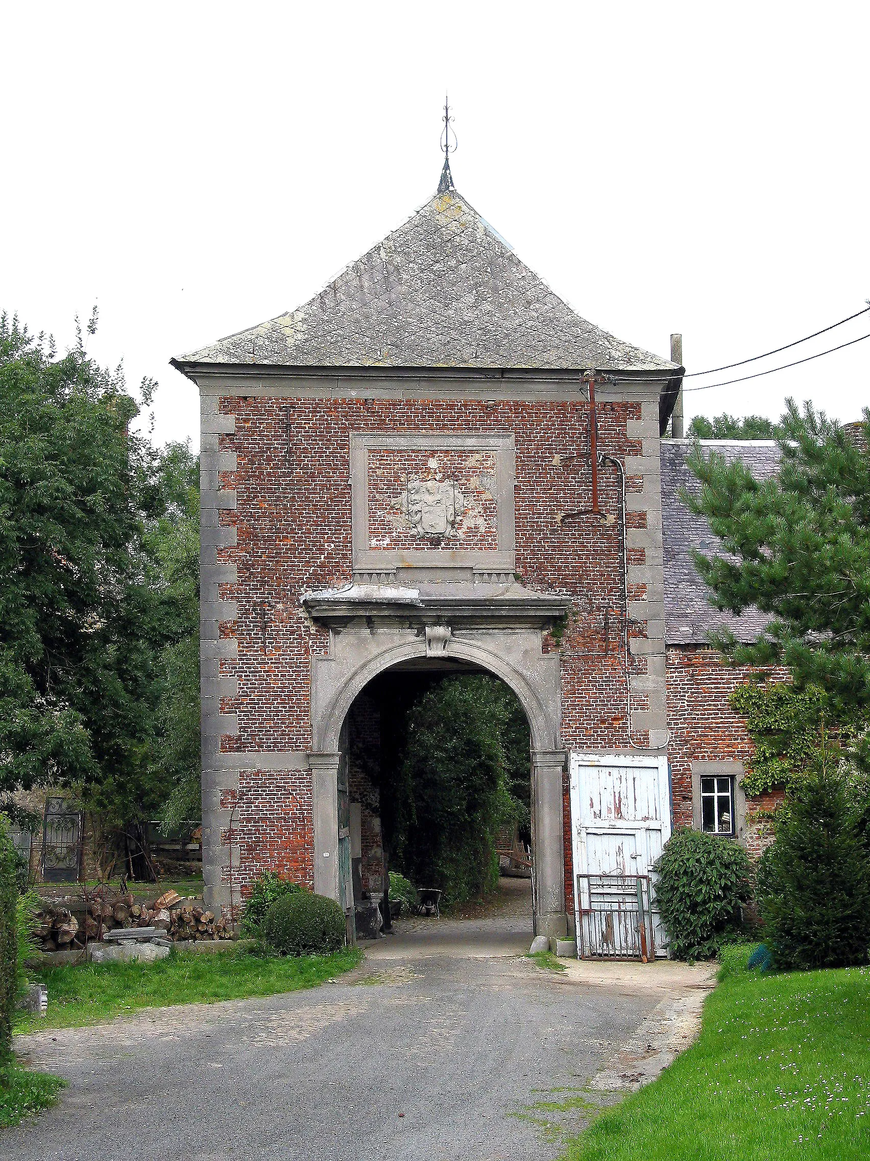 Photo showing: Aische-en-Refail (Belgium), farm tower-porch.