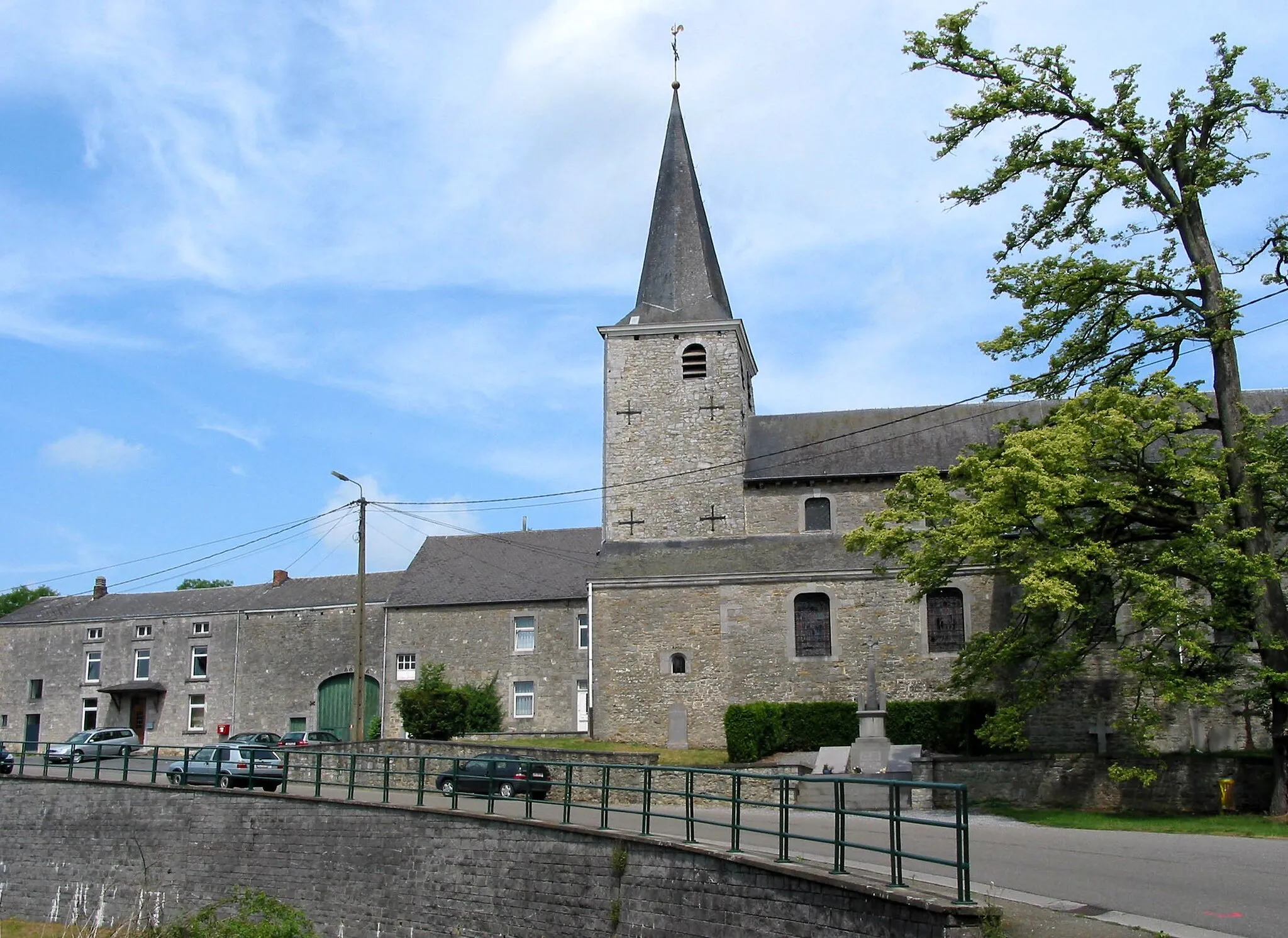 Photo showing: Hamois (Belgium), the Saint Peter’s church neighbourhood.