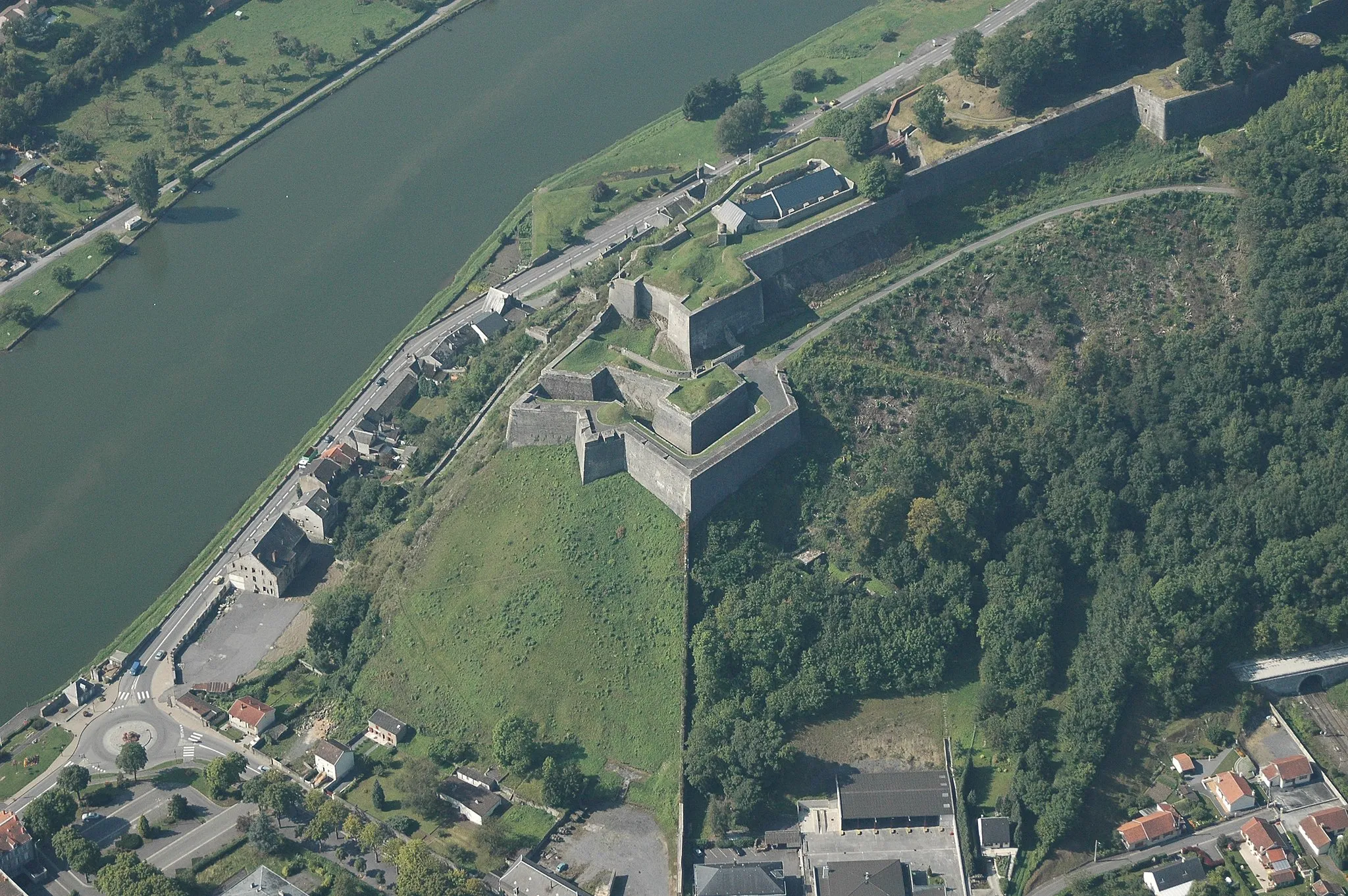 Photo showing: Dominant la ville, cette forteresse doit son nom à l'empereur Charles Quint. Sa construction nécessitera 3000 ouvriers auxquels s'ajouteront 20000 fantassins et 3000 cavaliers car ses murailles seront élevées au cours d'actions militaires.