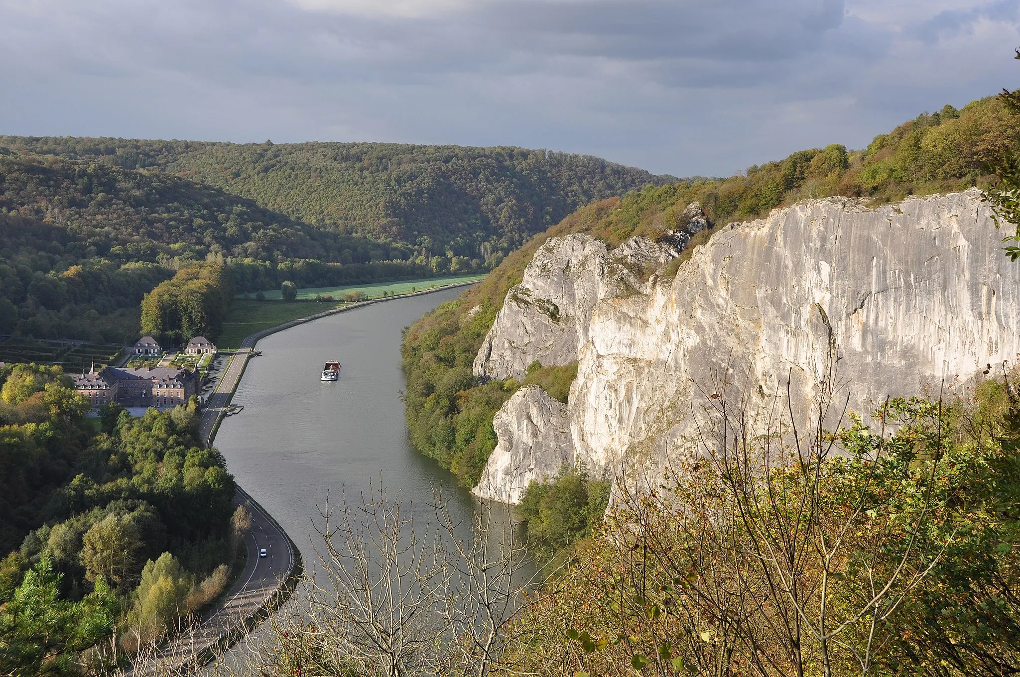 Photo showing: The Meuse south of Dinant (Belgium). Left: the castle of Freÿr (Hastière). Right: the Freÿr Rocks (Dinant).