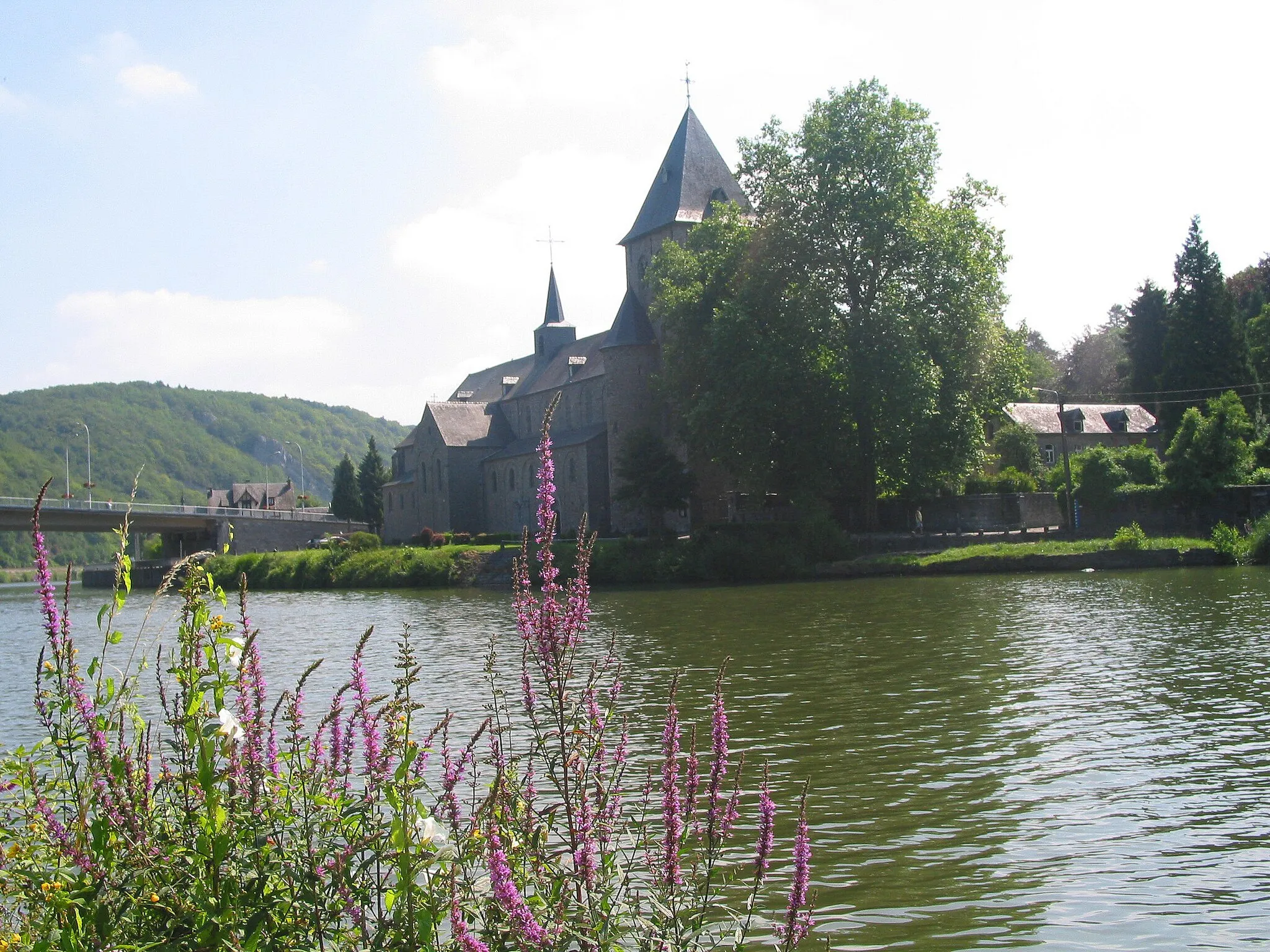 Photo showing: Hastière-par-Delà (Belgium), the St. Peter Abbey church (1033-1035) and the Meuse River.