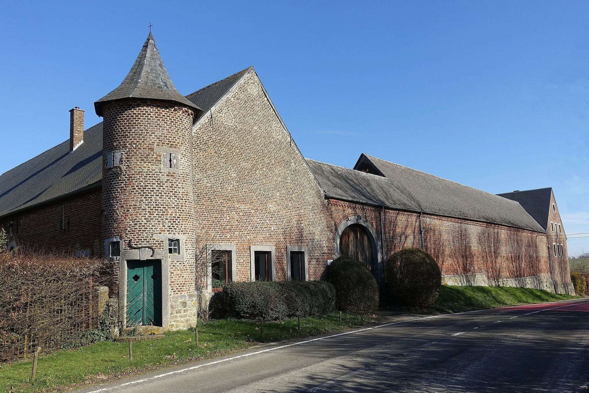 Photo showing: Ferme des Dames d'Awyières à Hemptinne (Fernelmont) avec tour circulaire de la fin du XVIIe siècle