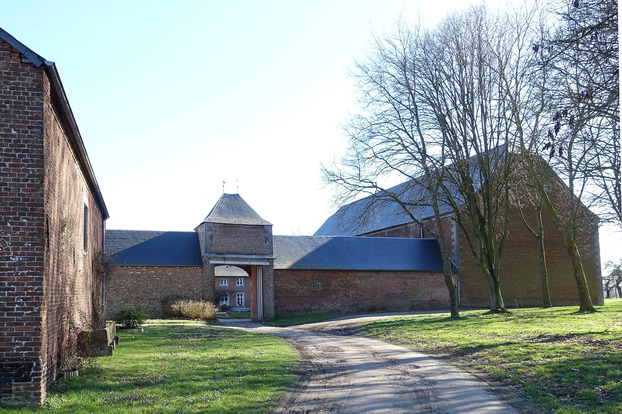 Photo showing: Ferme du Sanglier à Hemptinne (Fernelmont); Vaste quadrilatère  reconstruits  aux XVIIIe et XIXe siècle.