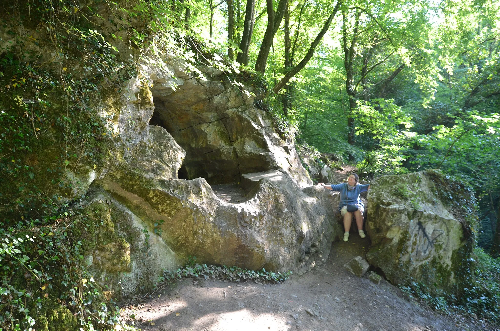 Photo showing: Loverval (Gerpinnes-Belgique) - Grotte ou trou des Sarrasins dans le Vallon du Ruisseau des Haies.