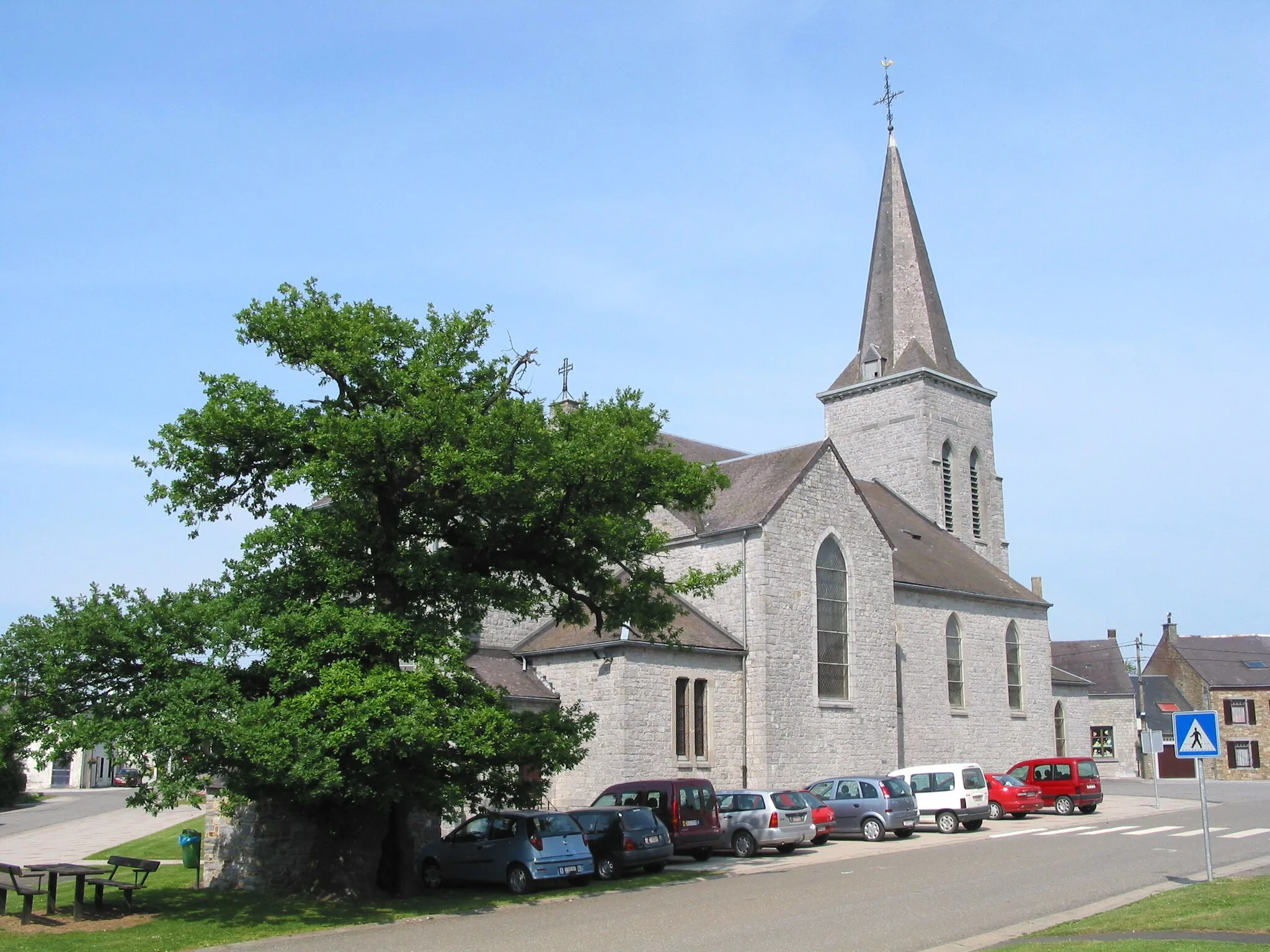 Photo showing: Presgaux (Belgium), the Church of St. Margaret of Cortona (1904, architect A.T. Marshall), the Chapel of Our Lady of Messina (1671) and the old oak tree.