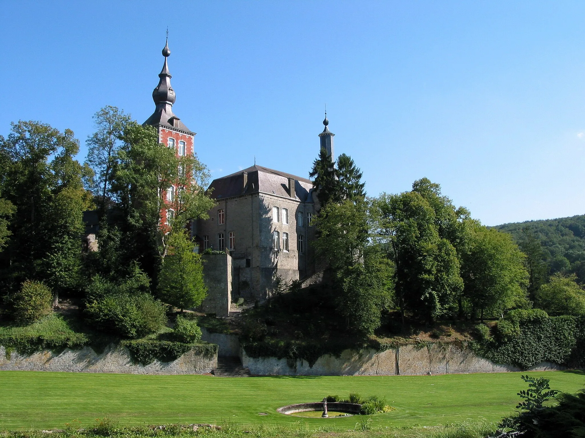 Photo showing: Vierves-sur-Viroin (Belgium),  the castle (XV-XIXth centuries).