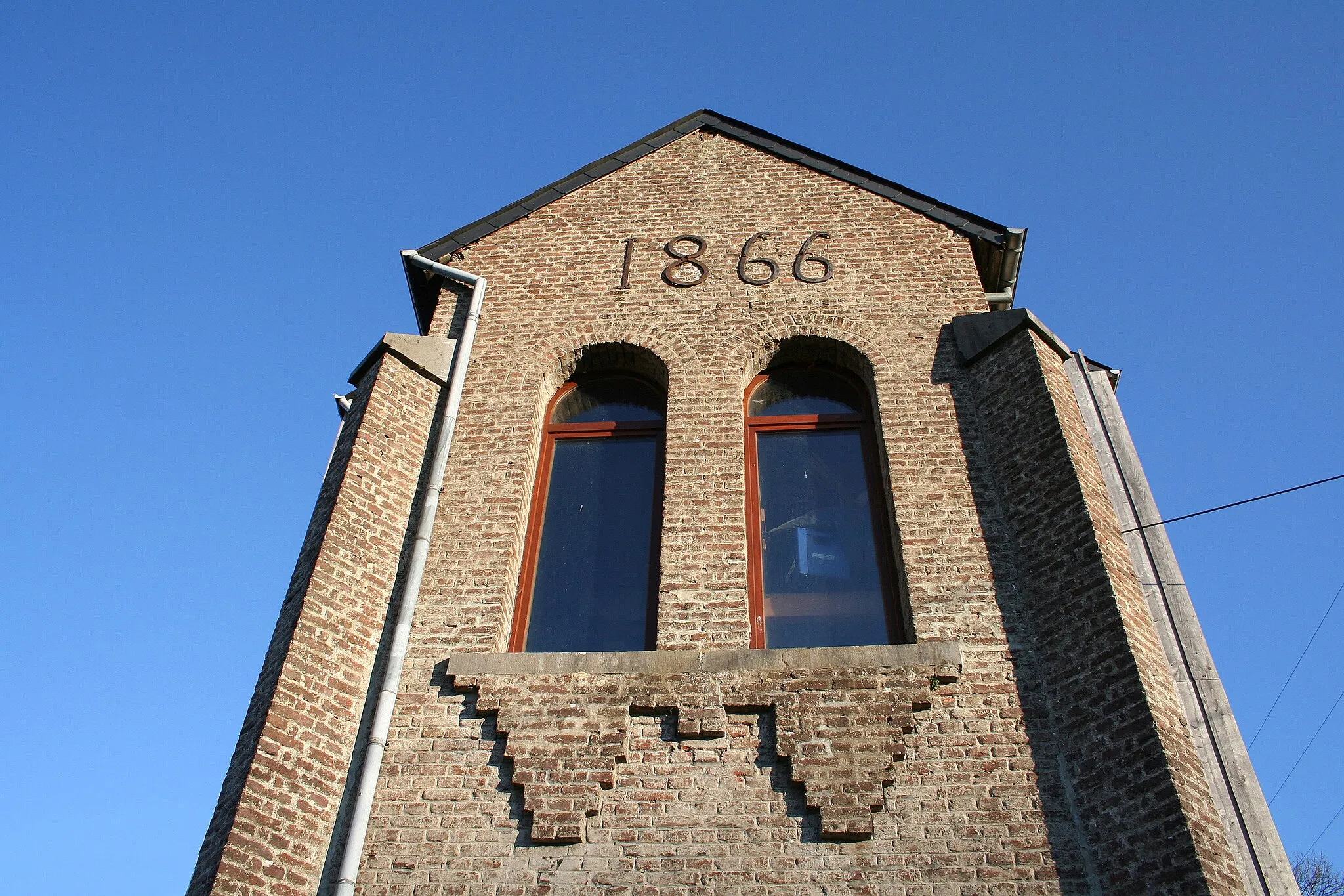 Photo showing: Vonêche (Belgium), west gable of the former primary school.