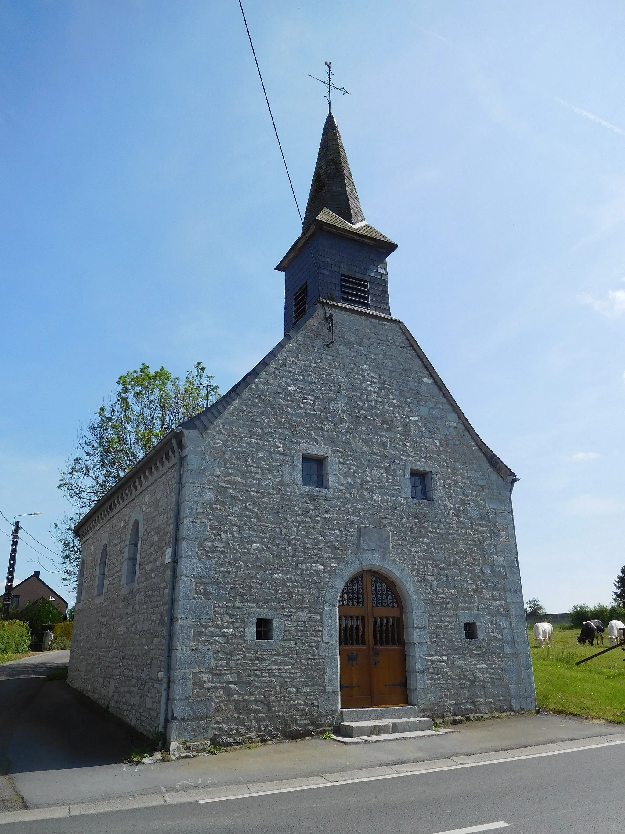 Photo showing: La chapelle Notre-Dame de la Croix, dite 'Chapelle de l'ermitage', se trouve sur la route de Doische à Niverlée, sur le territoire de Gimnée, en Belgique