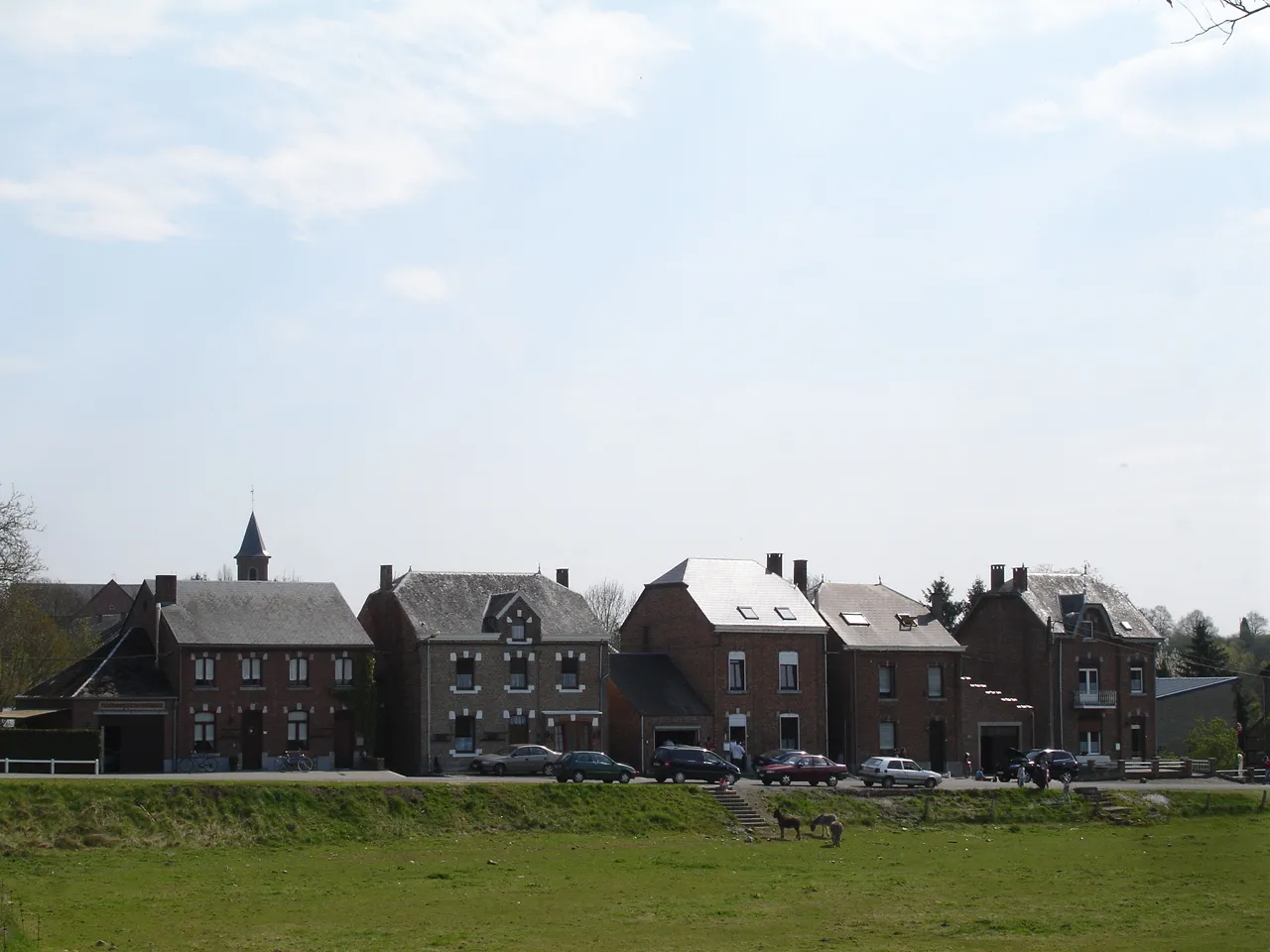 Photo showing: Wanlin, une rue du village (Impasse en Île) et son église en briques.