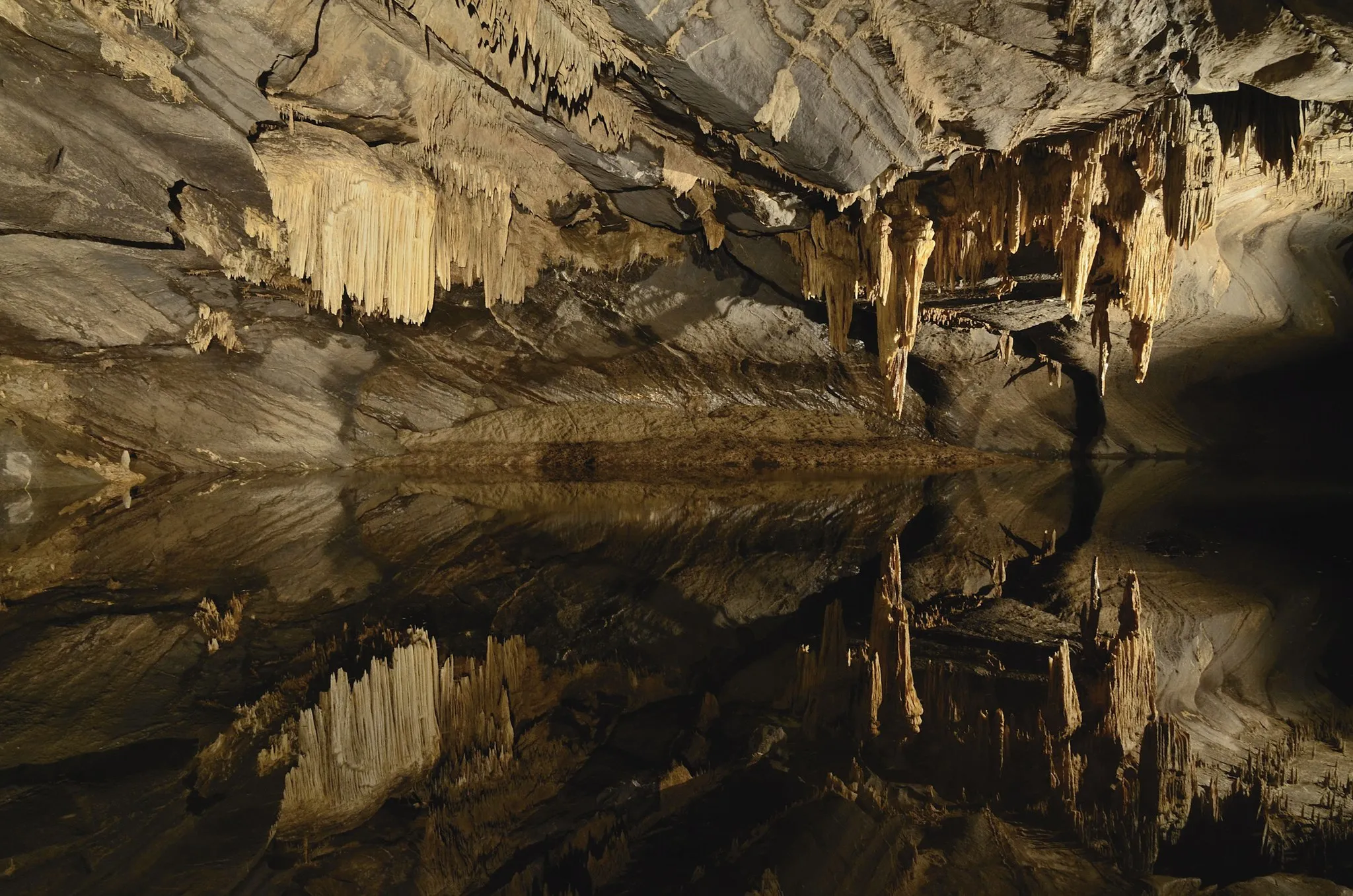 Photo showing: La Salles des Draperies. C'est une salle faisant partie de la grotte de Han-sur-Lesse, on peut y admirer le reflet des concrétions dans la rivière.