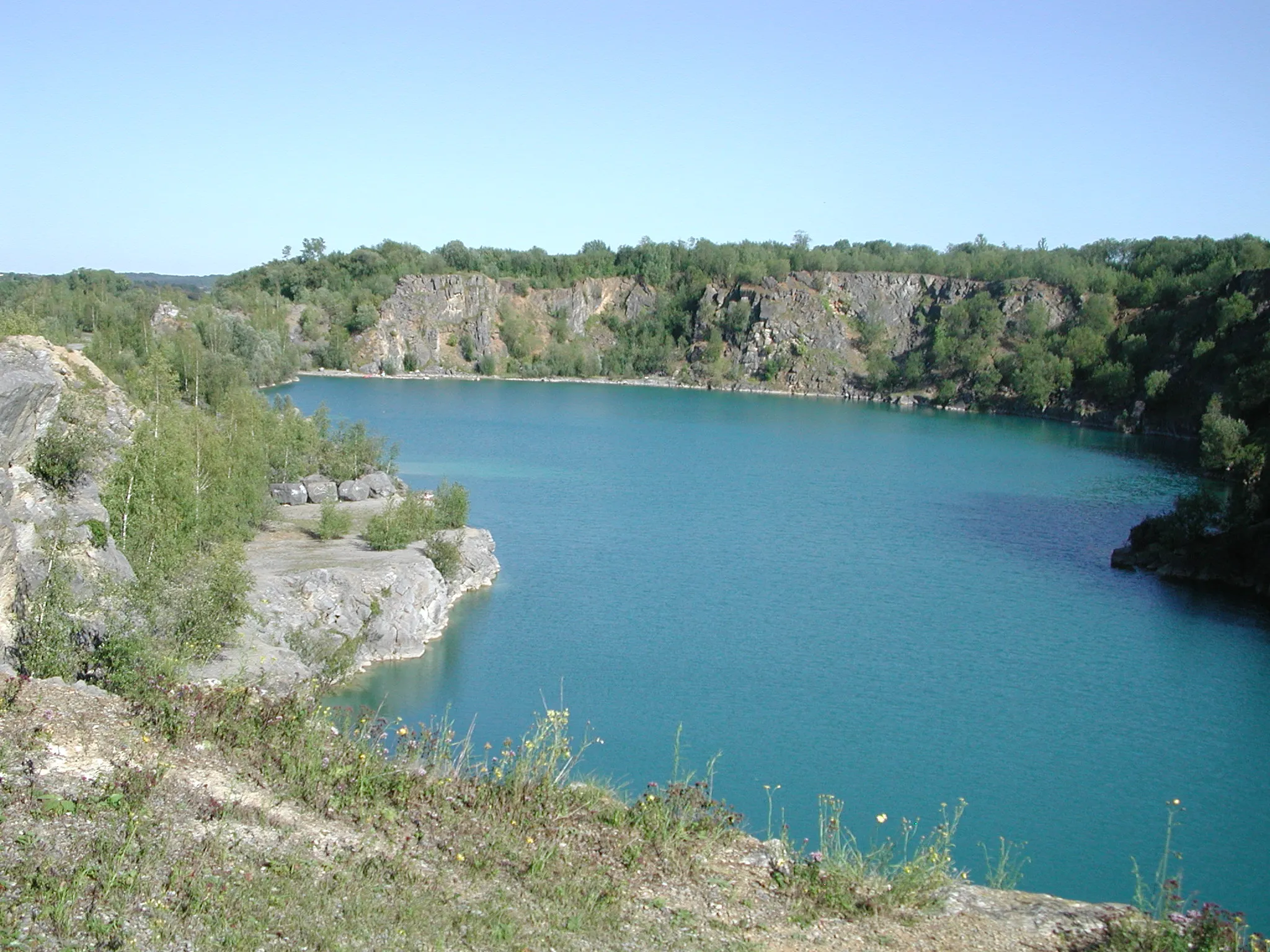 Photo showing: Carrière de Gourdinne vu du haut, lieu magnifique
Cette carrière à été inondée d'eau.