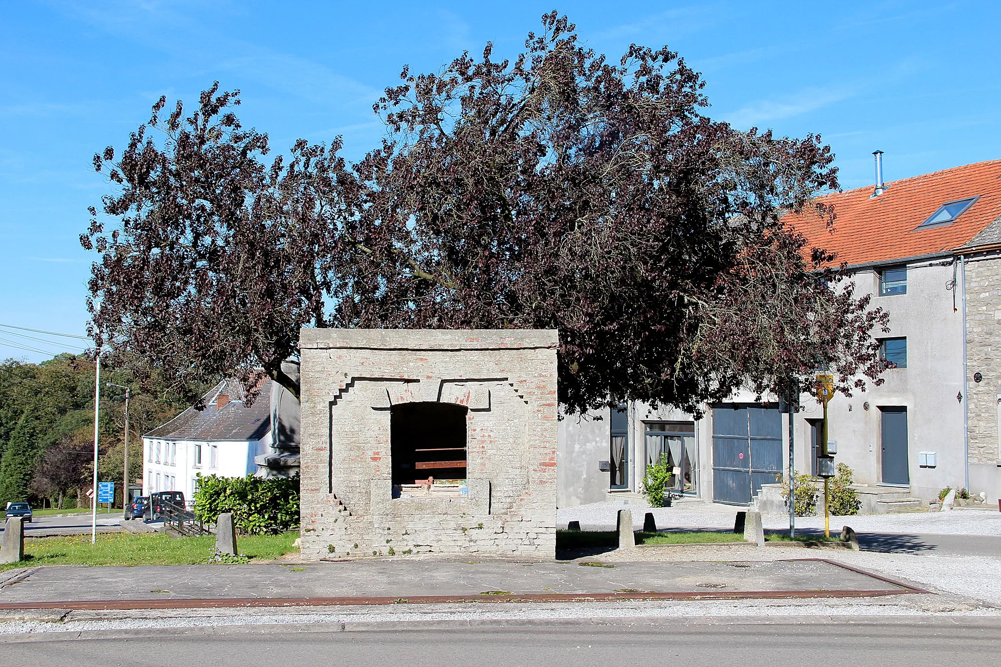 Photo showing: Rosée (Belgium),  Public weigh bridge and her cabin shelter.