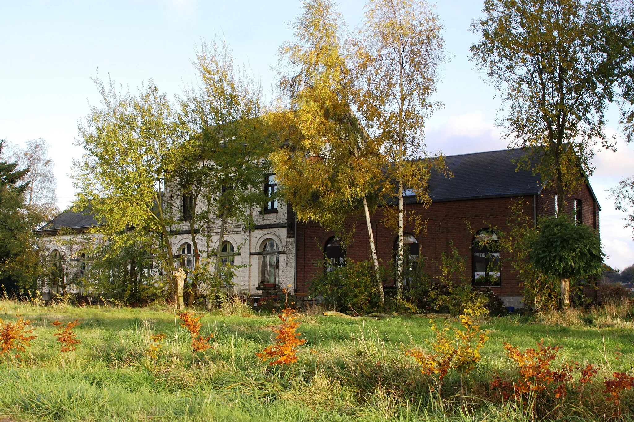 Photo showing: Old Train station at Stave on the SNCB line 136A