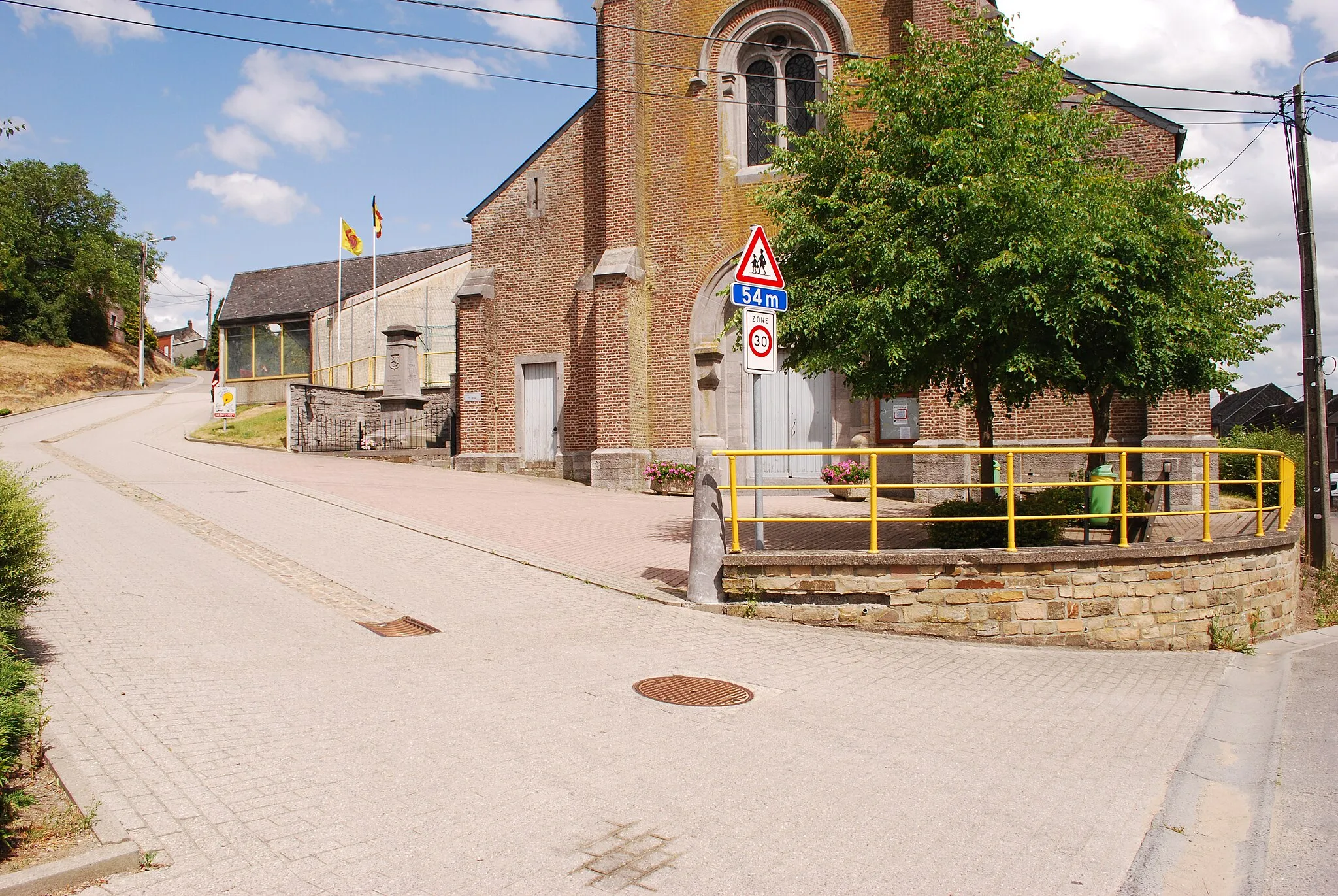 Photo showing: Le parvis de l'église Saint-Rémy à Somme-Leuze.