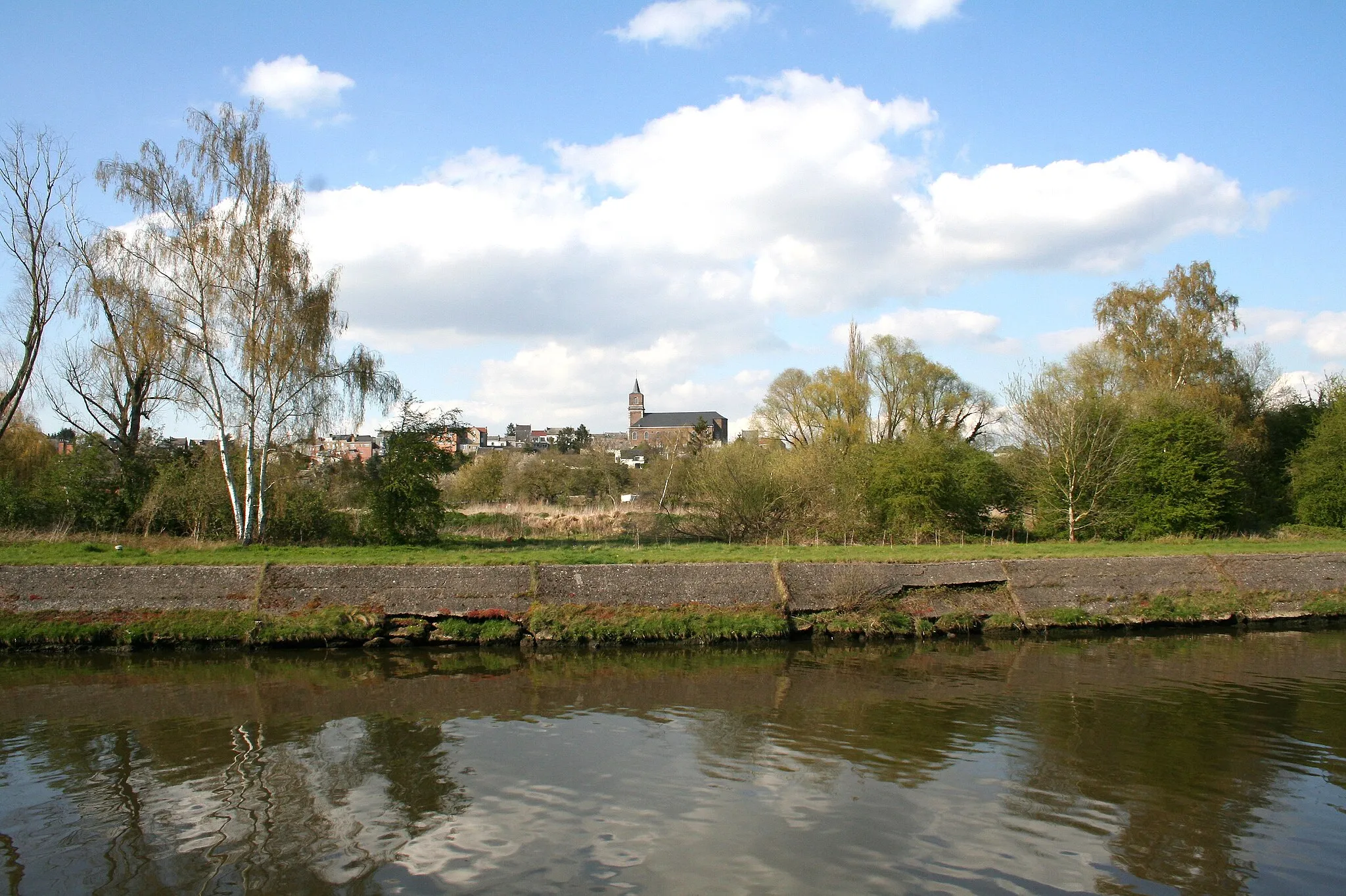 Photo showing: Flawinne, le village vu depuis la Sambre.