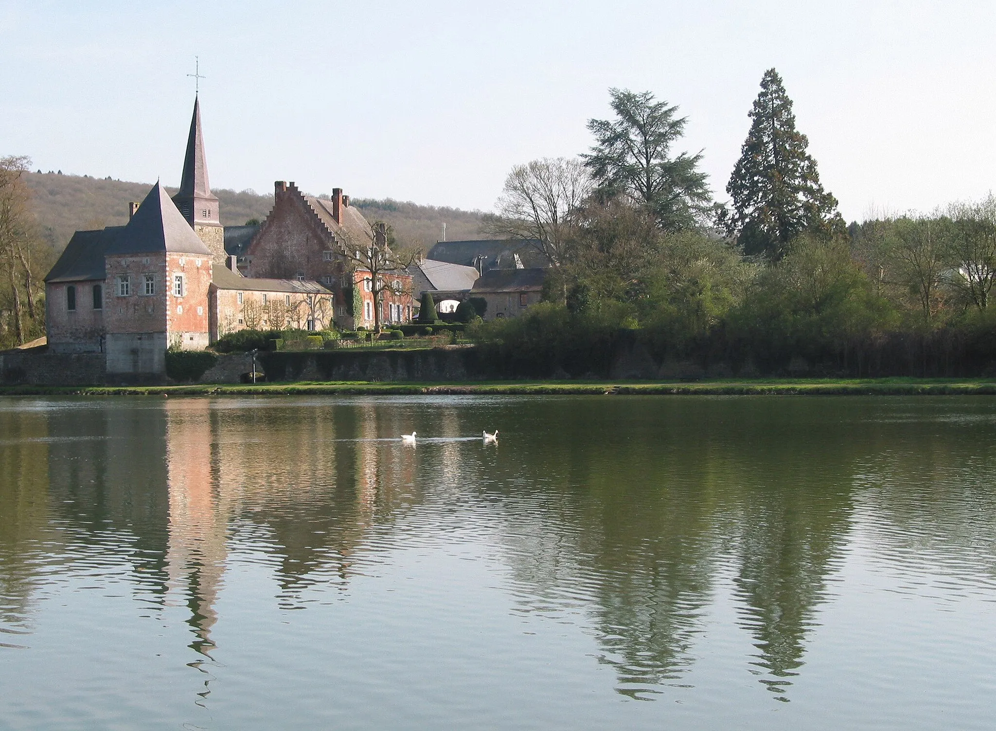 Photo showing: Godinne (Belgium), the St. Peter church (XVII/XVIIIth centuries) alongside the Meuse river.