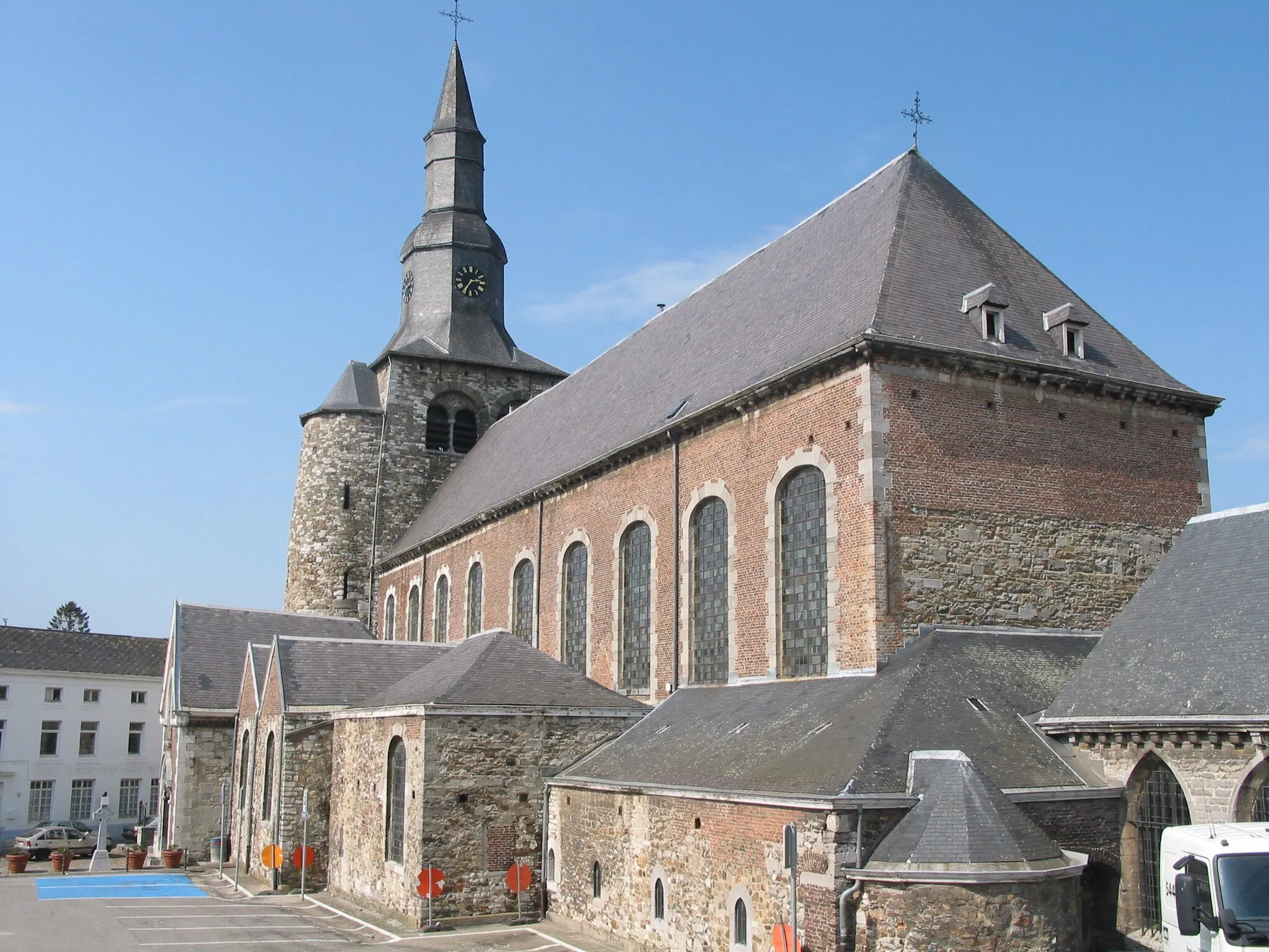 Photo showing: Fosses-la-Ville (Belgium), the collegiate church St. Foillan (romanesque tower).