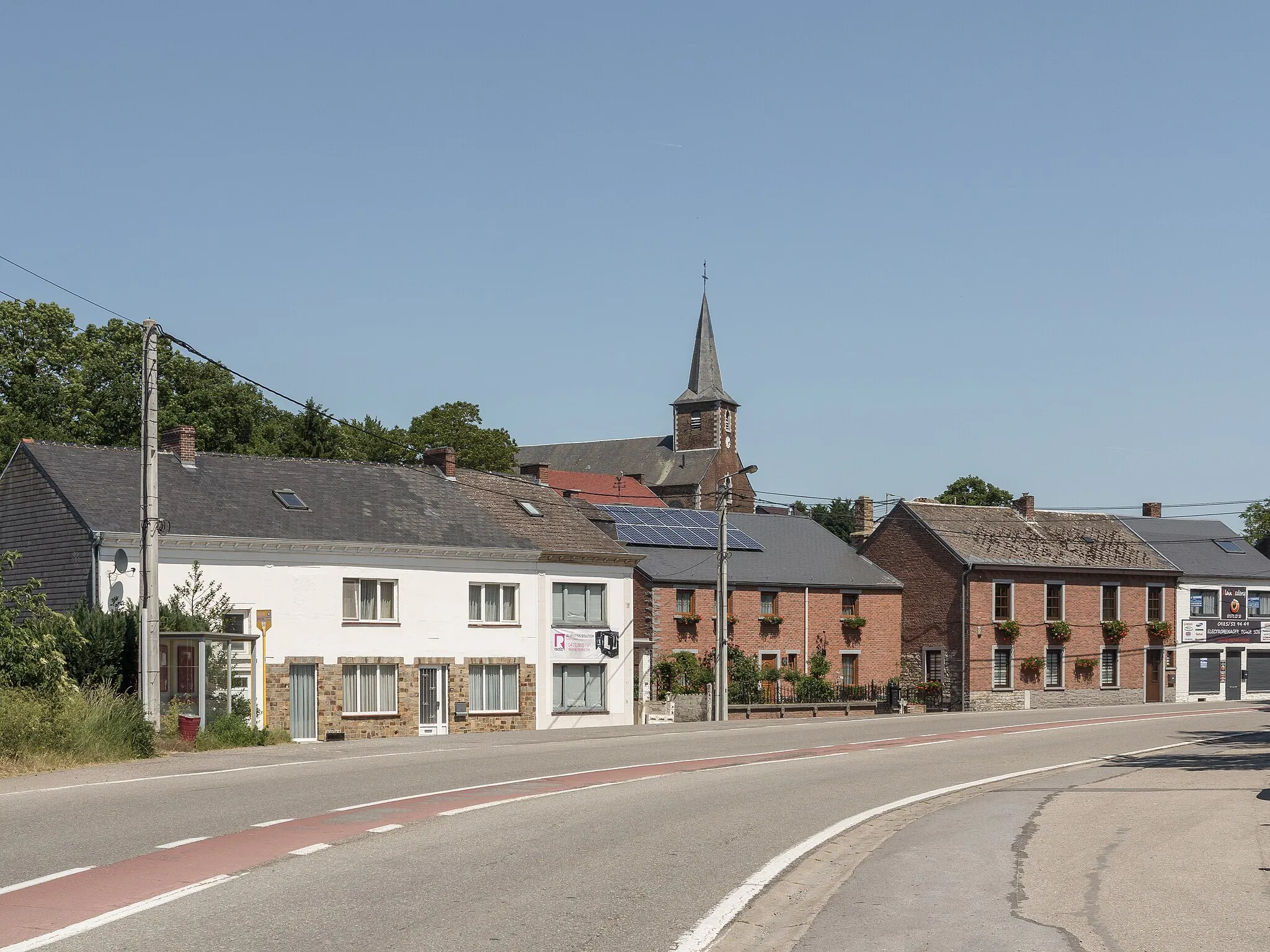 Photo showing: Vitrival, church (église Saint Pierre) in the street