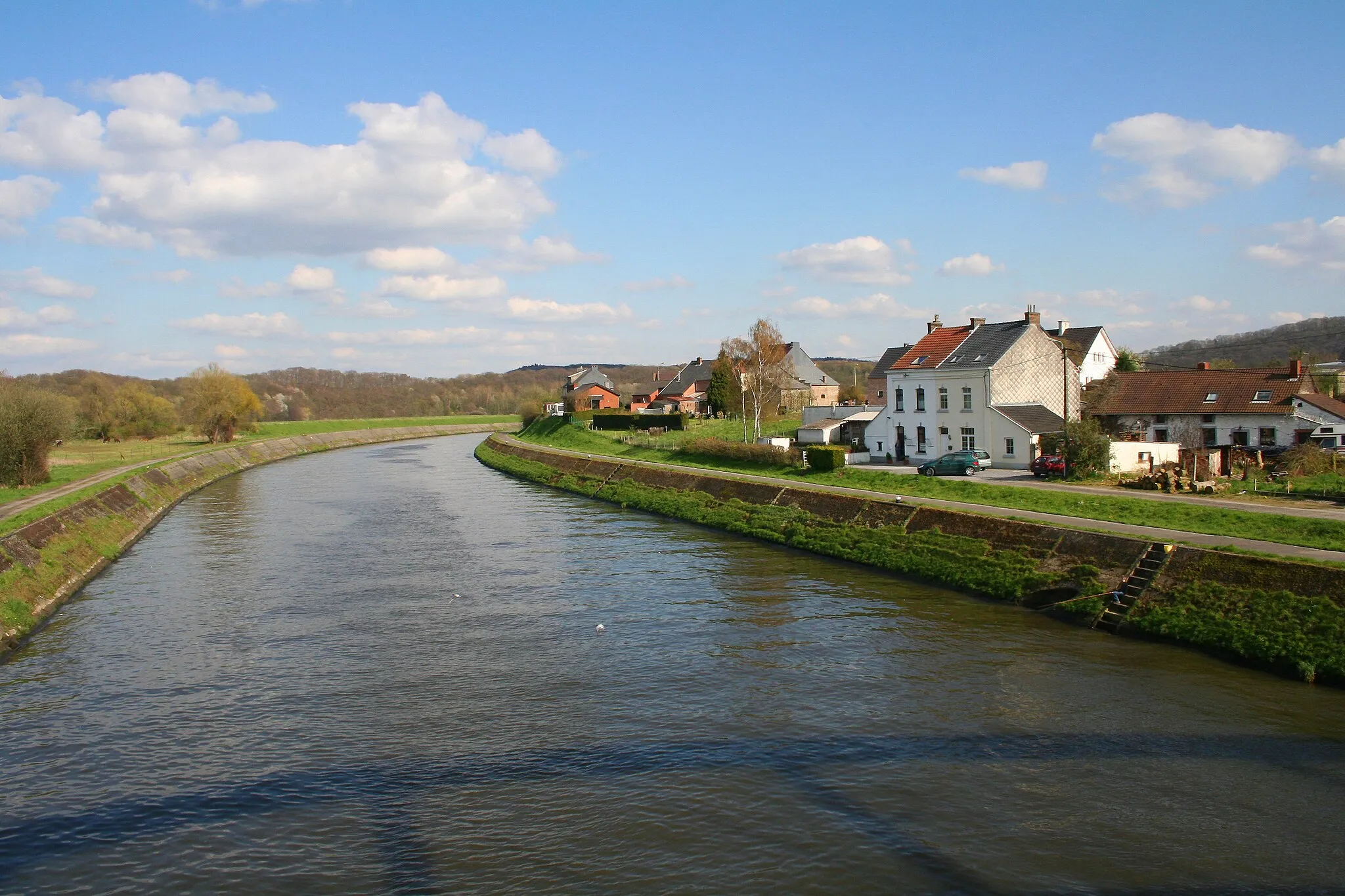 Photo showing: Franière (Belgique), quartier du village situé en aval du pont sur la Sambre.