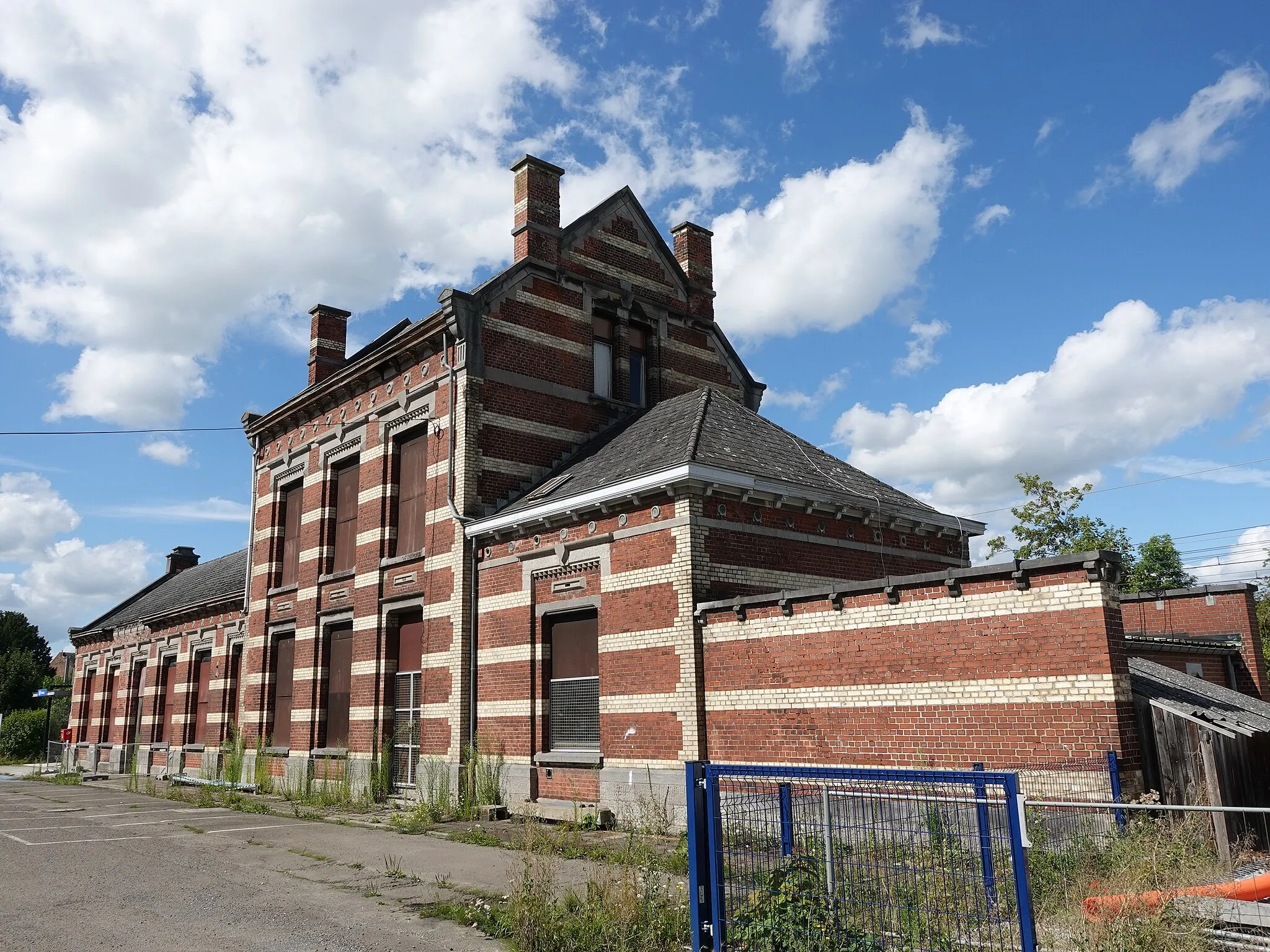 Photo showing: Ancien bâtiment de la gare de Franière, construit dans les années 1880 d'après les plans de l'architecte Émile Robert. Aujourd’hui à l’abandon.