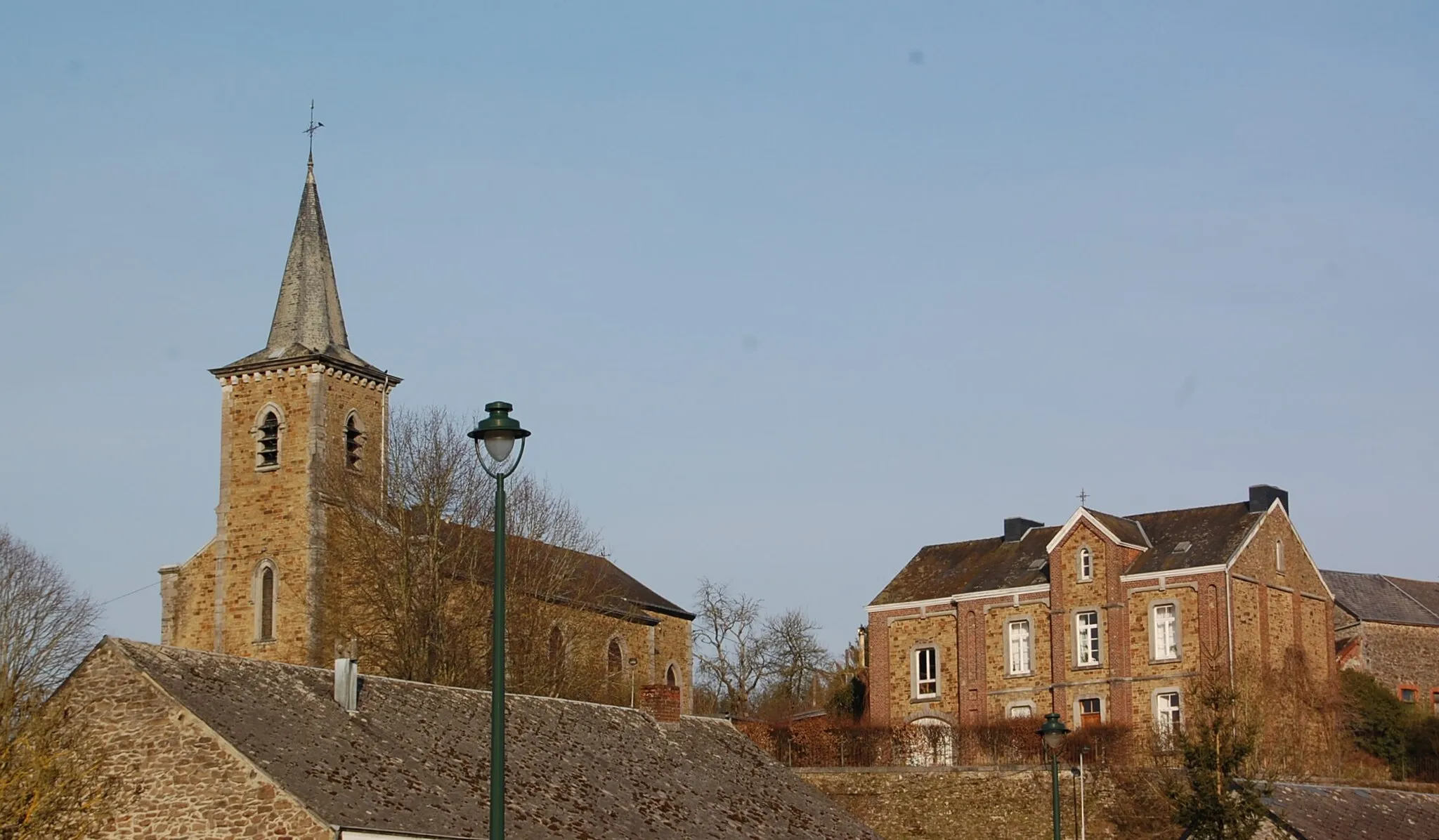 Photo showing: eglijhe et grosse måjhon k' esteut dandjreus li viye måjhon-comene et li scole di Grûpont (minme årtchitecteure ki l' cene des scoles di Transene)