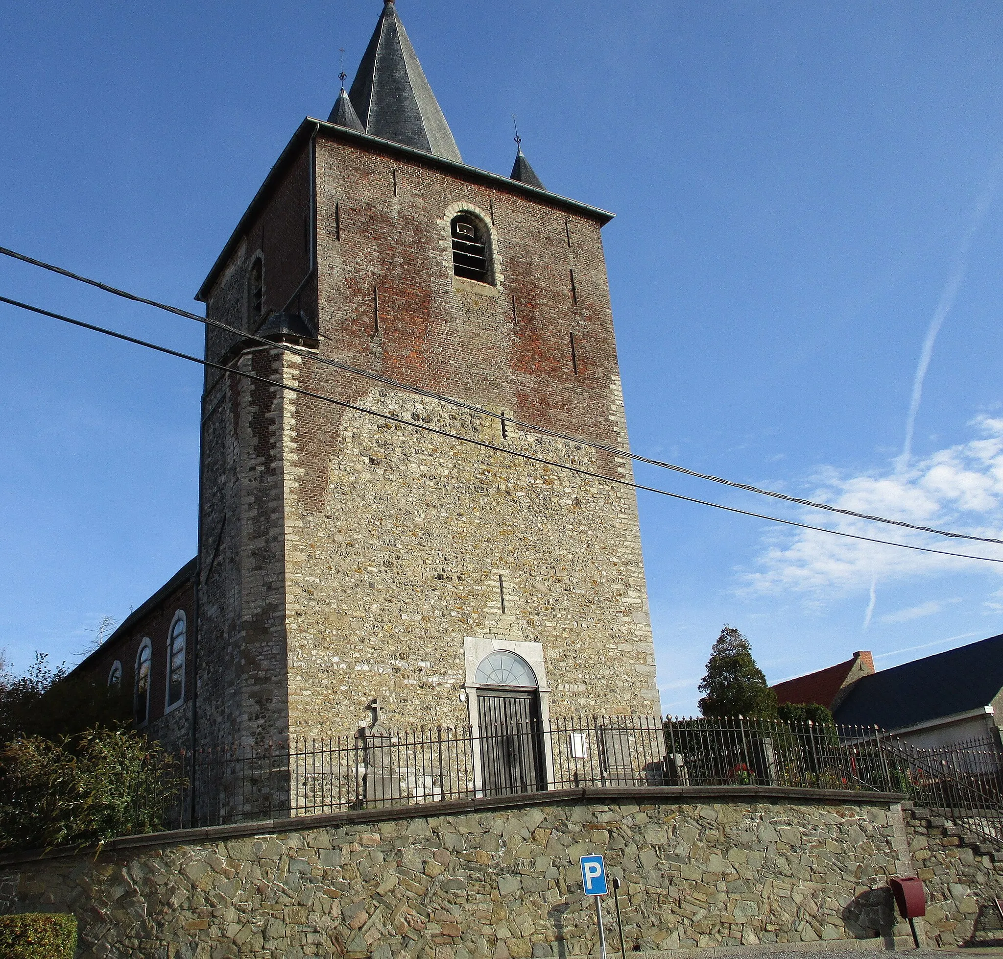 Photo showing: Kerktoren van Avernas-le-Baudouin (Hannut)ː de toren van de kerk, die al vermeld werd in 1083, bestond mogelijk al voor de kerk gebouwd werd en heeft hoogstwaarschijnlijk moeten dienen als een versterkte toren (donjon) voor de verdediging van de bevolking en kreeg later de functie van klokkentoren