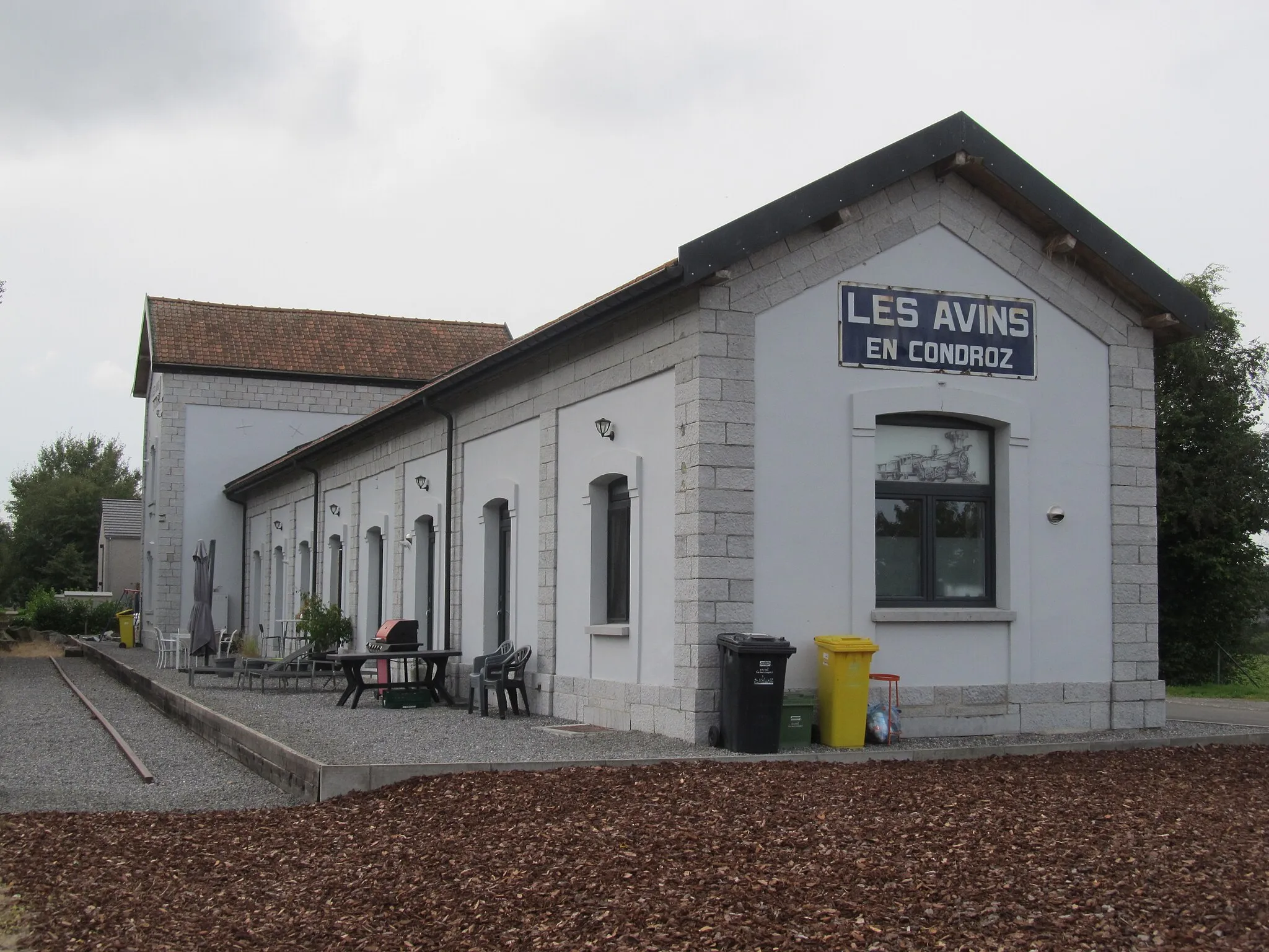 Photo showing: Former Les-Avins-en-Condroz railway station on the Belgian line 126 Statte–Ciney.