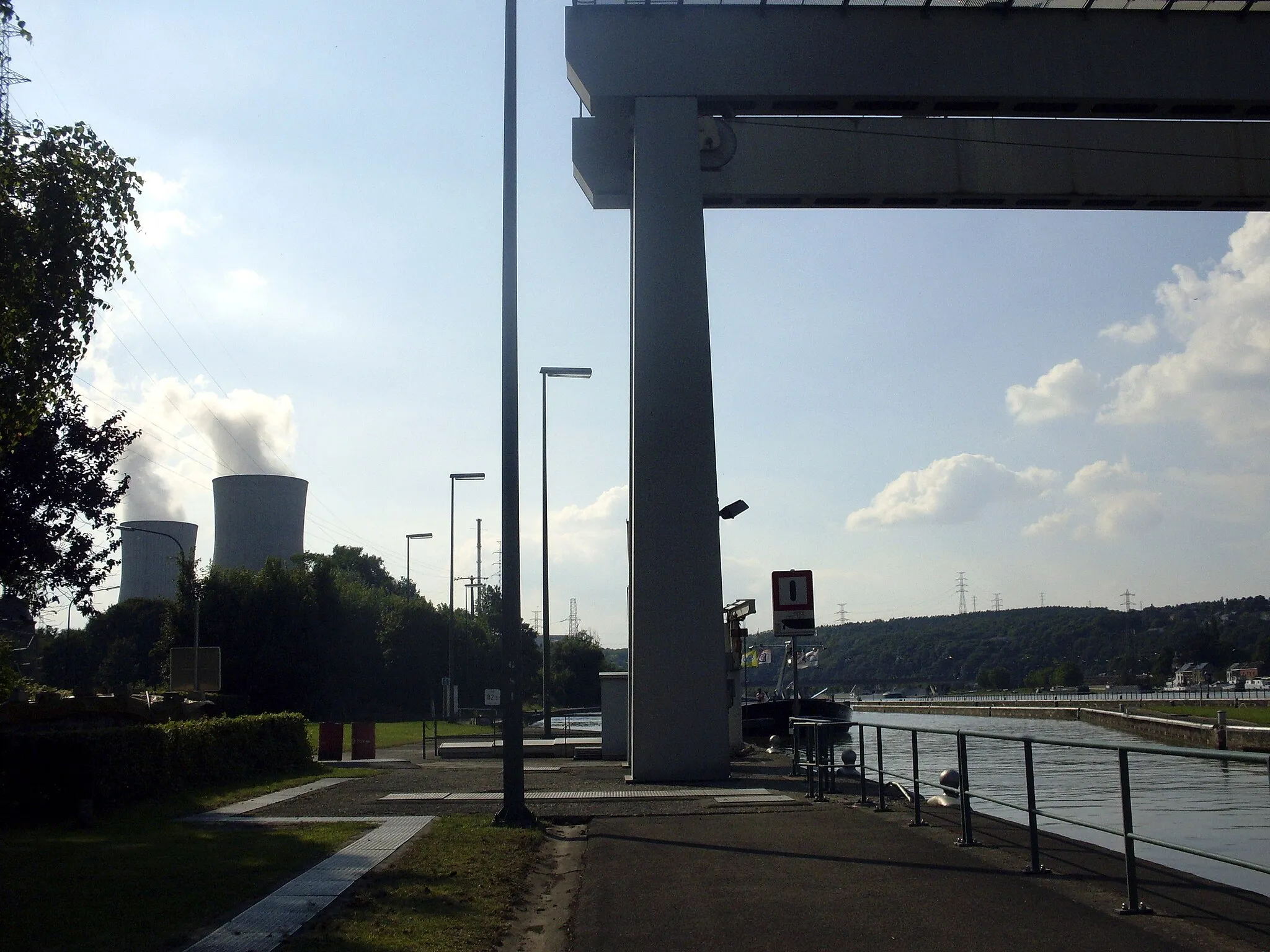 Photo showing: L'écluse Ampsin-Neuville sur la Meuse.