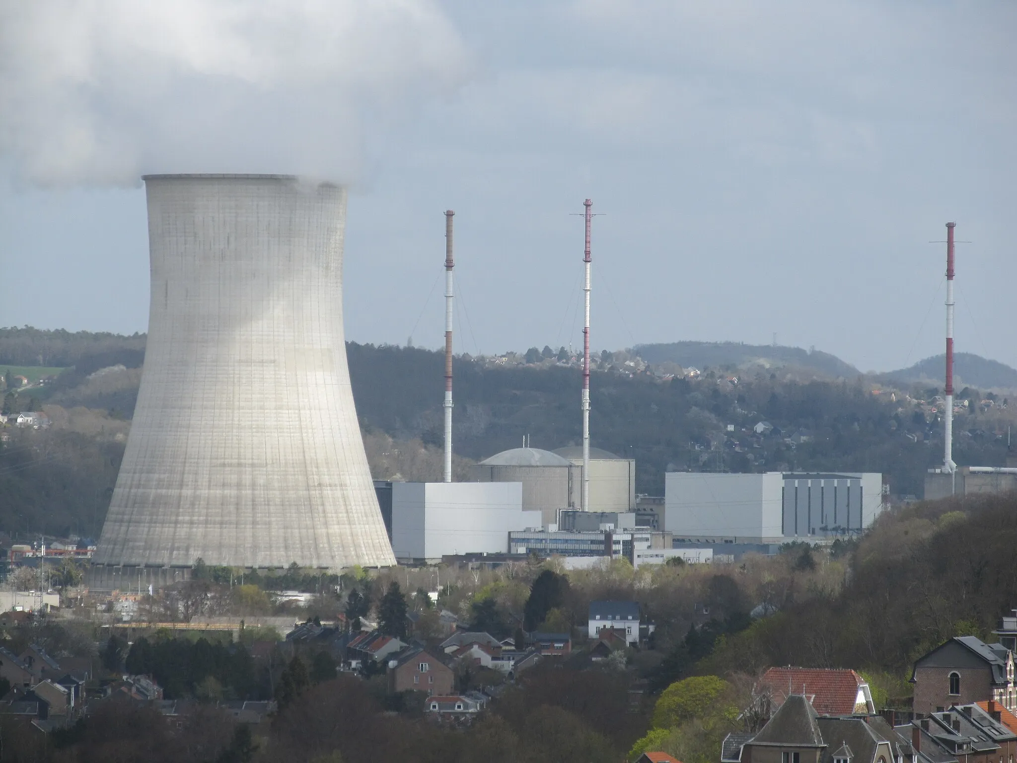 Photo showing: Centrala nucleară de la Tihange, un sector din orașul belgian Huy. Fotografie de pe acoperișul fortăreței Huy.