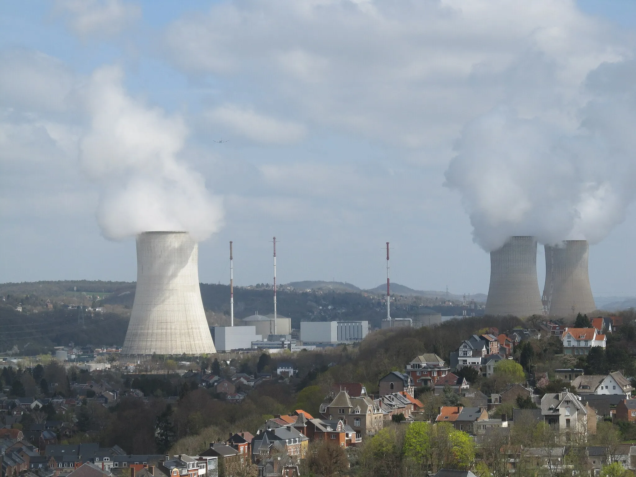 Photo showing: Centrala nucleară de la Tihange, un sector din orașul belgian Huy. Fotografie de pe acoperișul fortăreței Huy.