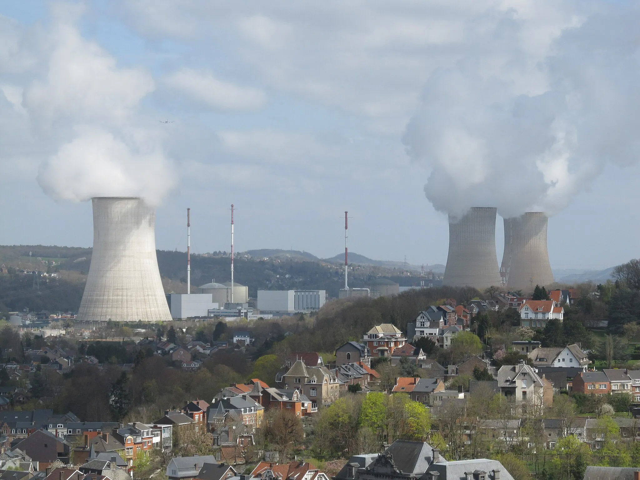 Photo showing: Centrala nucleară de la Tihange, un sector din orașul belgian Huy. Fotografie de pe acoperișul fortăreței Huy.