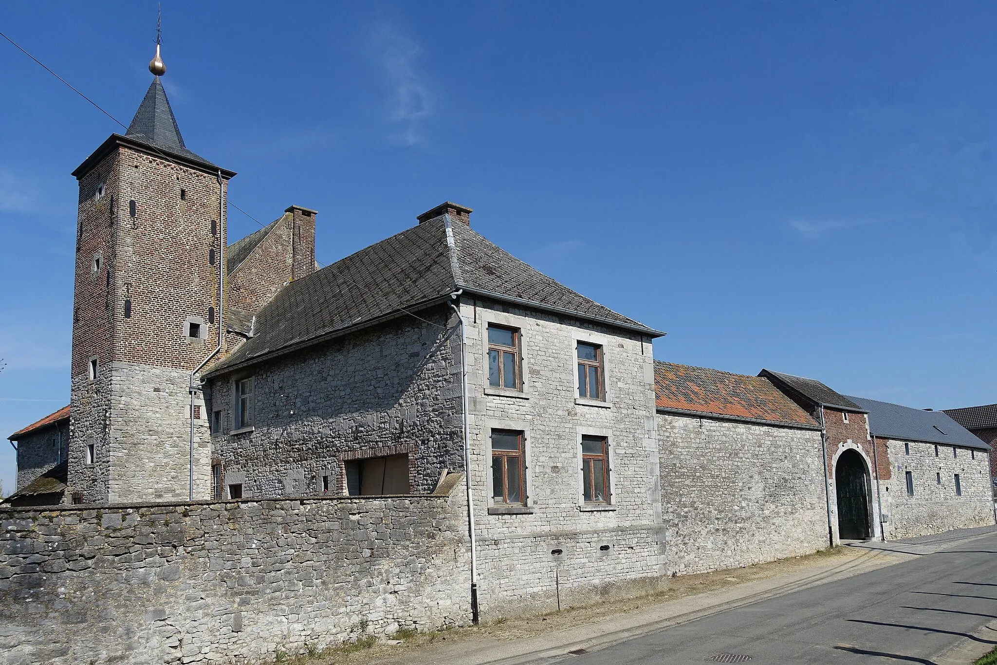 Photo showing: Ferme de la Tour à Warnant (Villers-le-Bouillet) Ancienne maison forte englobée dans une exploitation agricole, mentionnée dès le XVIe siècle.