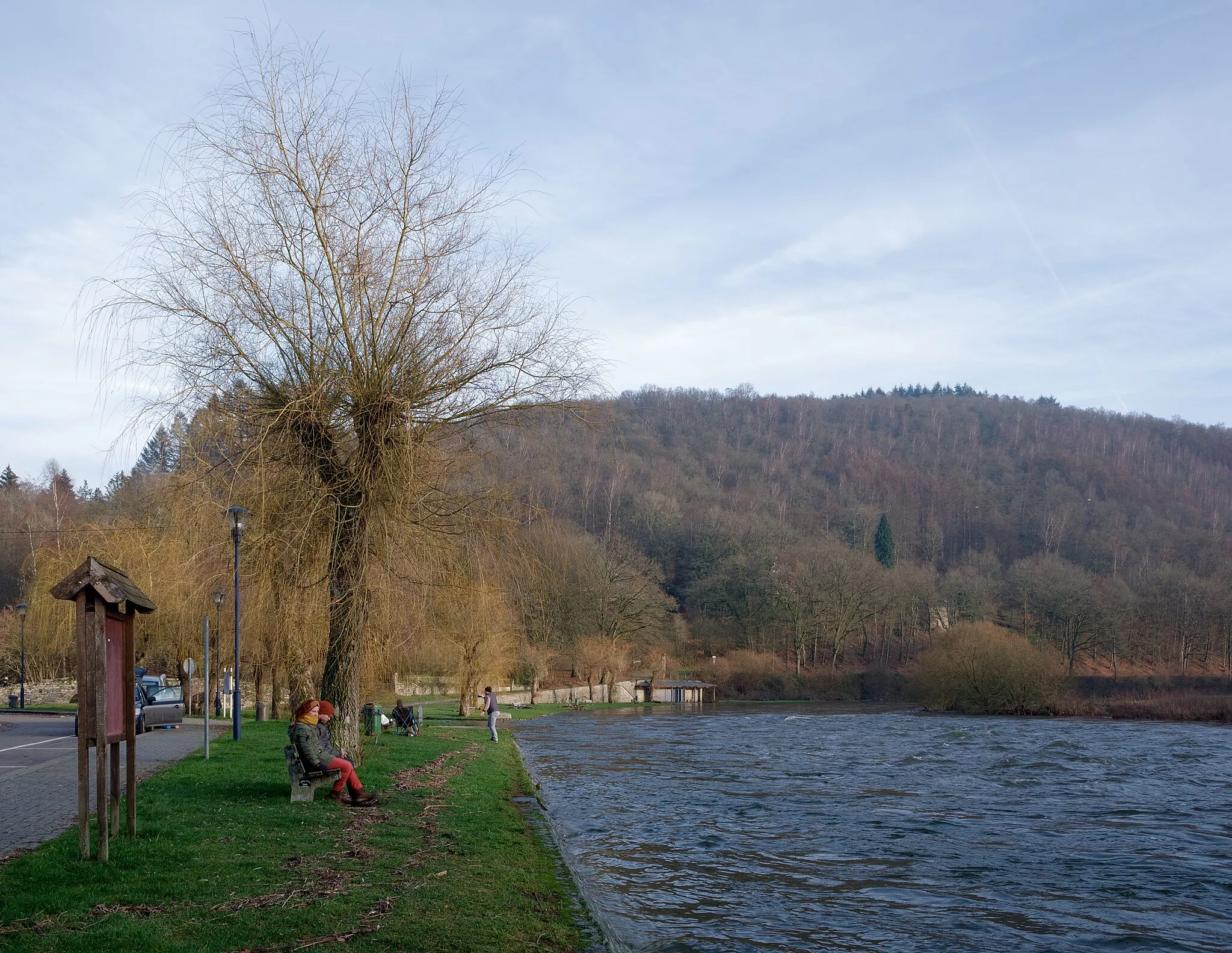 Photo showing: A couple of humans watch the Semois river from a bench in Vresse-sur-Semois