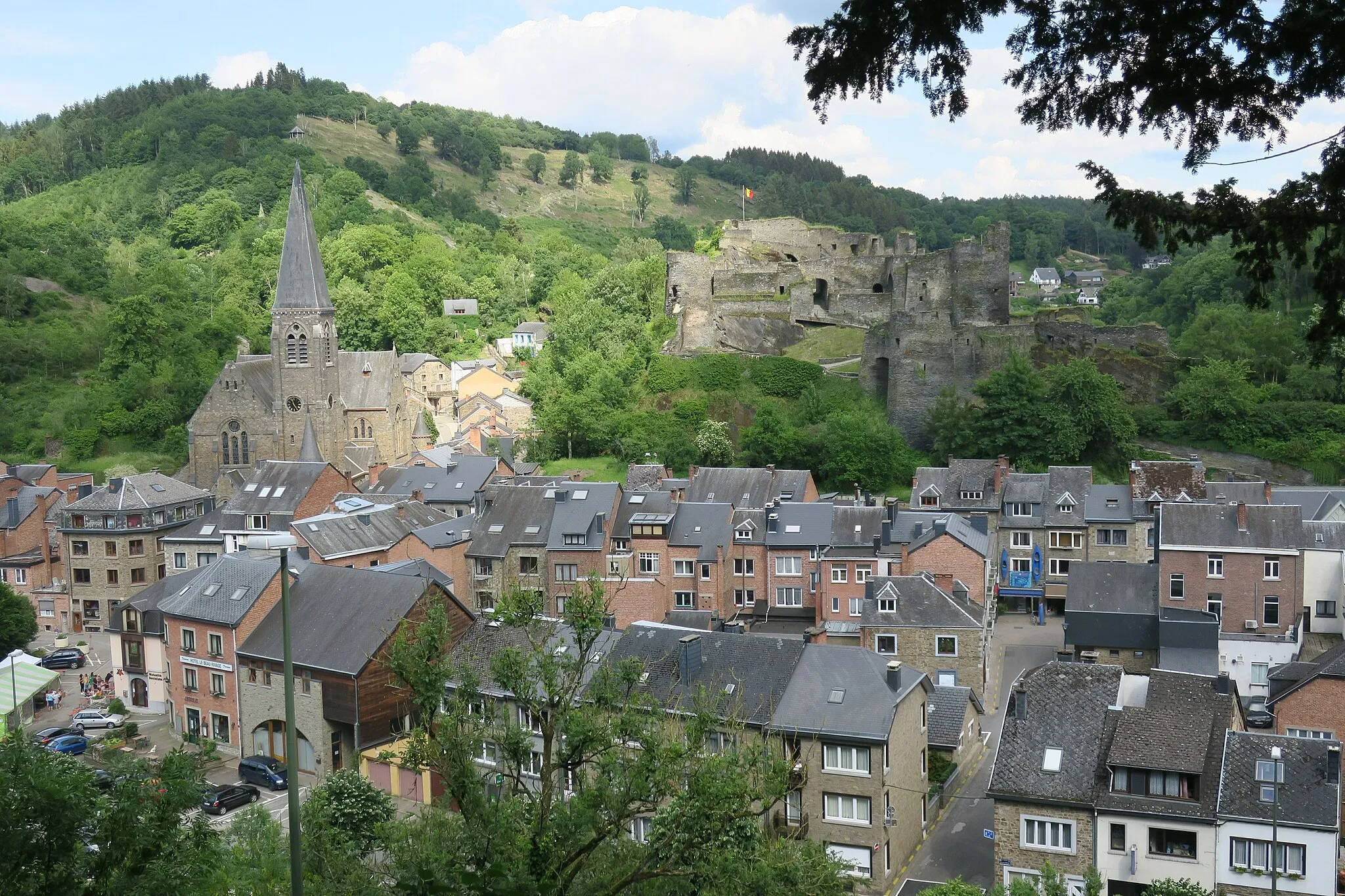 Photo showing: De Ourthe ligt lager.