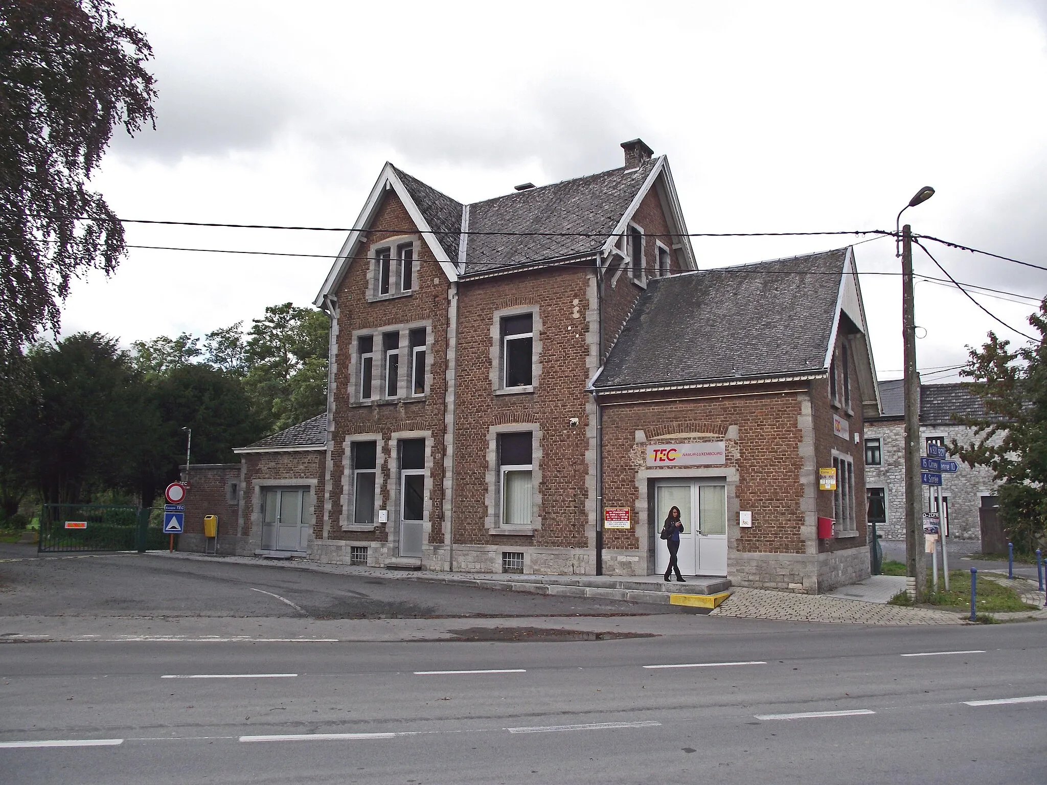 Photo showing: Ex-SNCV stationbuilding now in use as an TEC bus office of the busdepot.