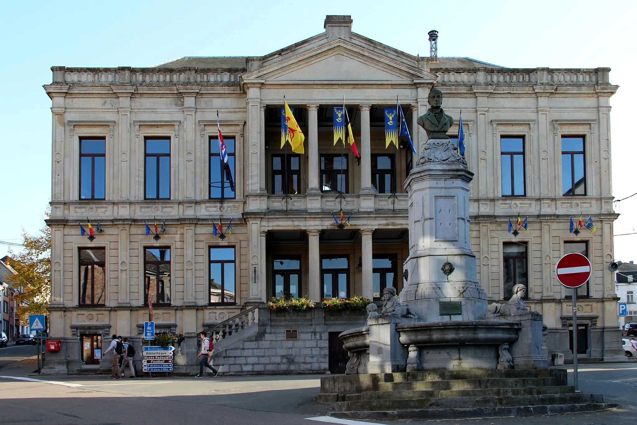 Photo showing: Saint-Hubert (Belgium), Place du Marché - The  fountain of Pierre-Joseph Redouté and the city hall.