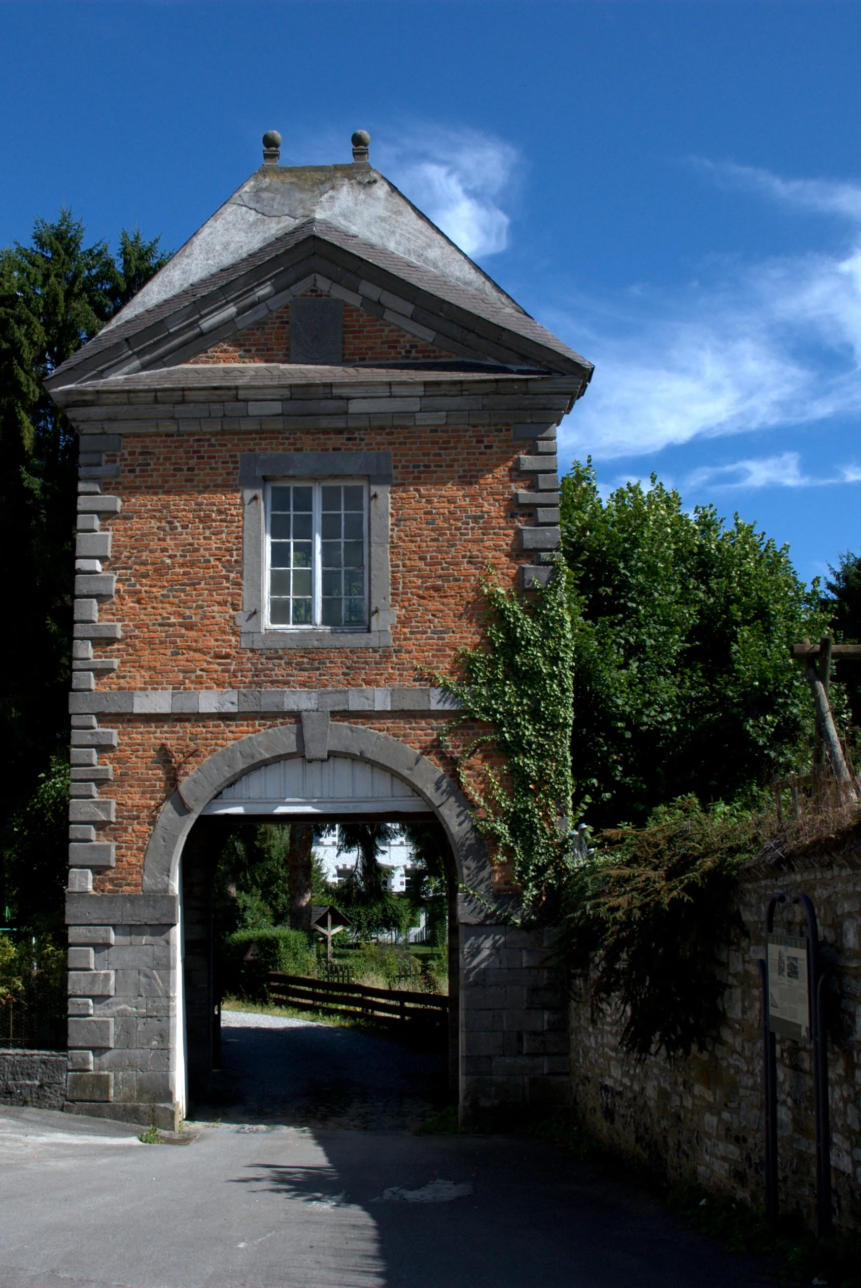 Photo showing: Poortgebouw van de intussen verdwenen Cisterciënzerinnenabdij Le Jardinet te Walcourt, België