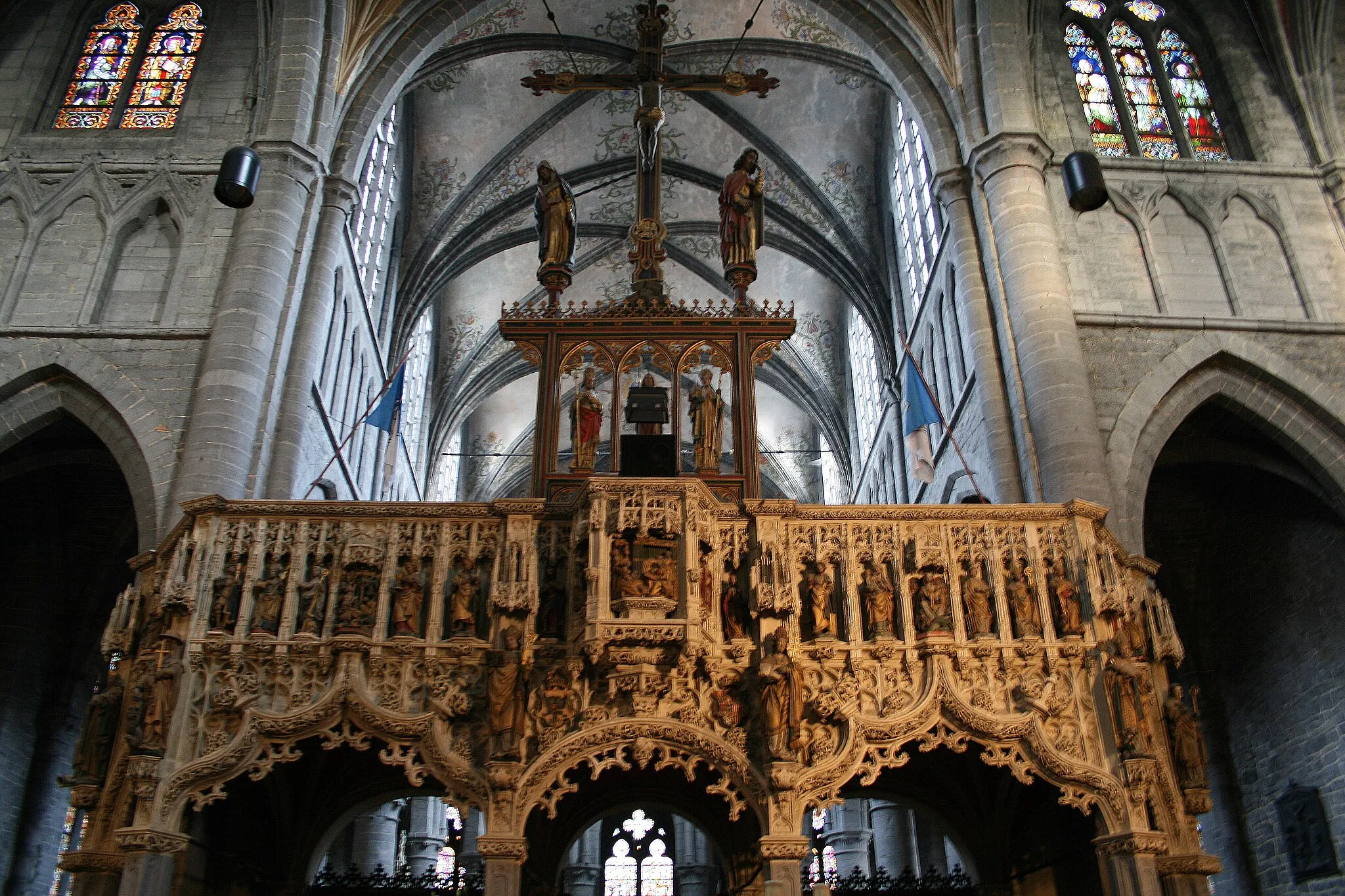 Photo showing: Walcourt (Belgium), the  rood screen of Charles V (1531) and the triumphcrucifix (XVth century) of the St Maternus Basilica (XVth century).