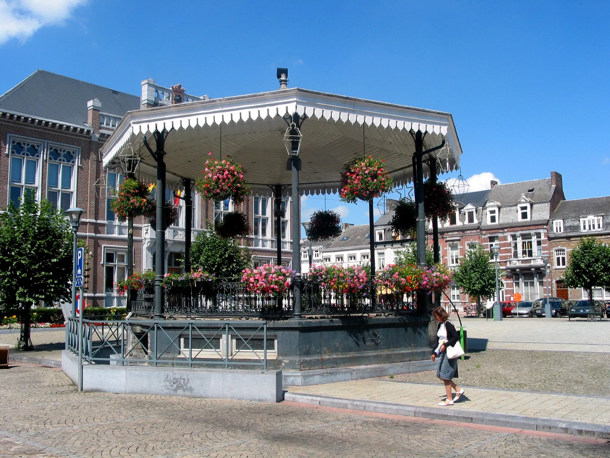 Photo showing: Andenne (Belgium), place des Tilleuls - the banstand (1879).