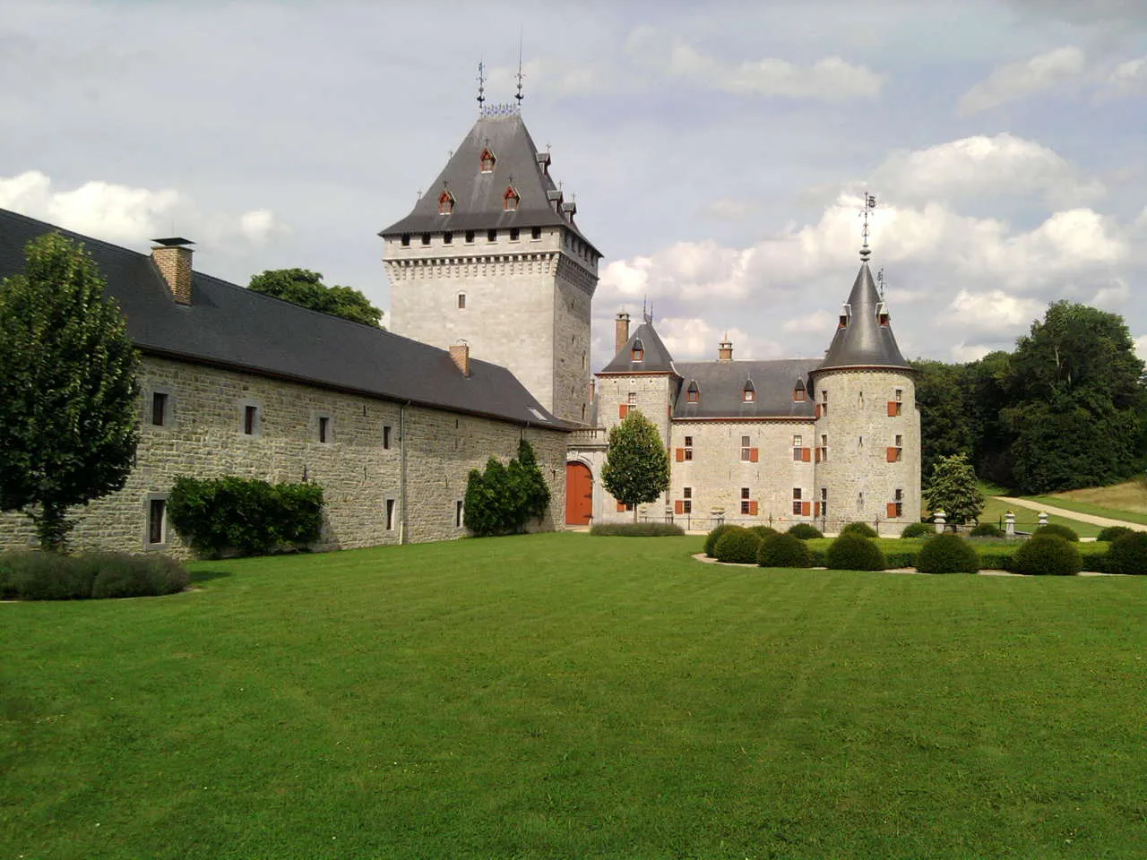 Photo showing: Hargimont Castle, lawn