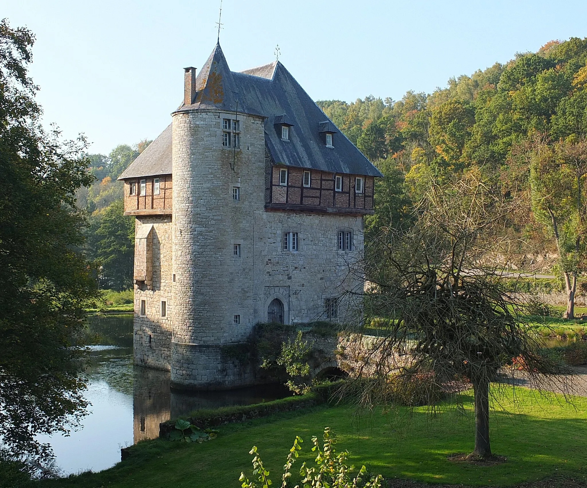 Photo showing: Crupet Castle, the donjon Carondelet.