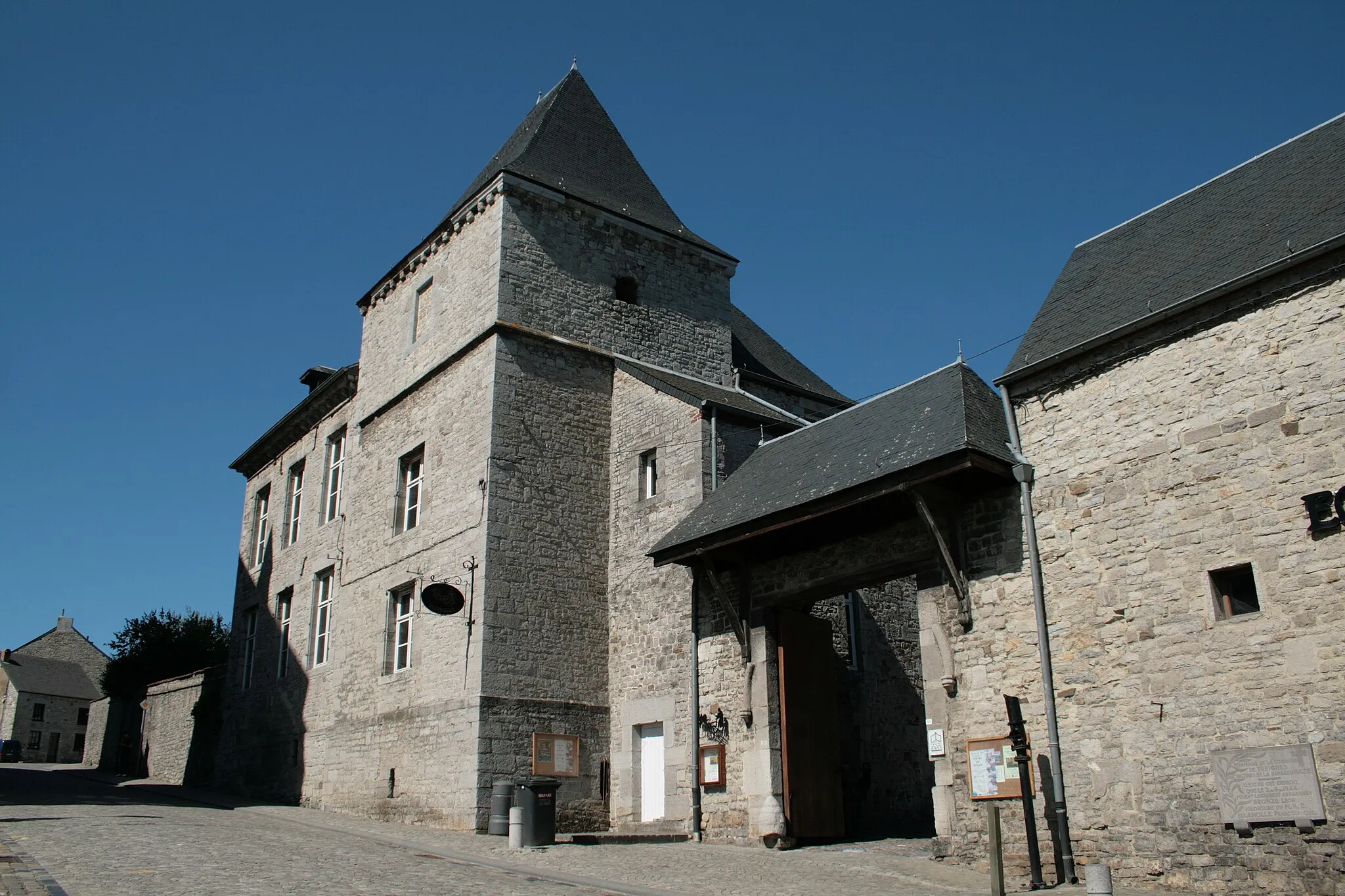 Photo showing: Treignes, la ferme-château (actuel écomusée).