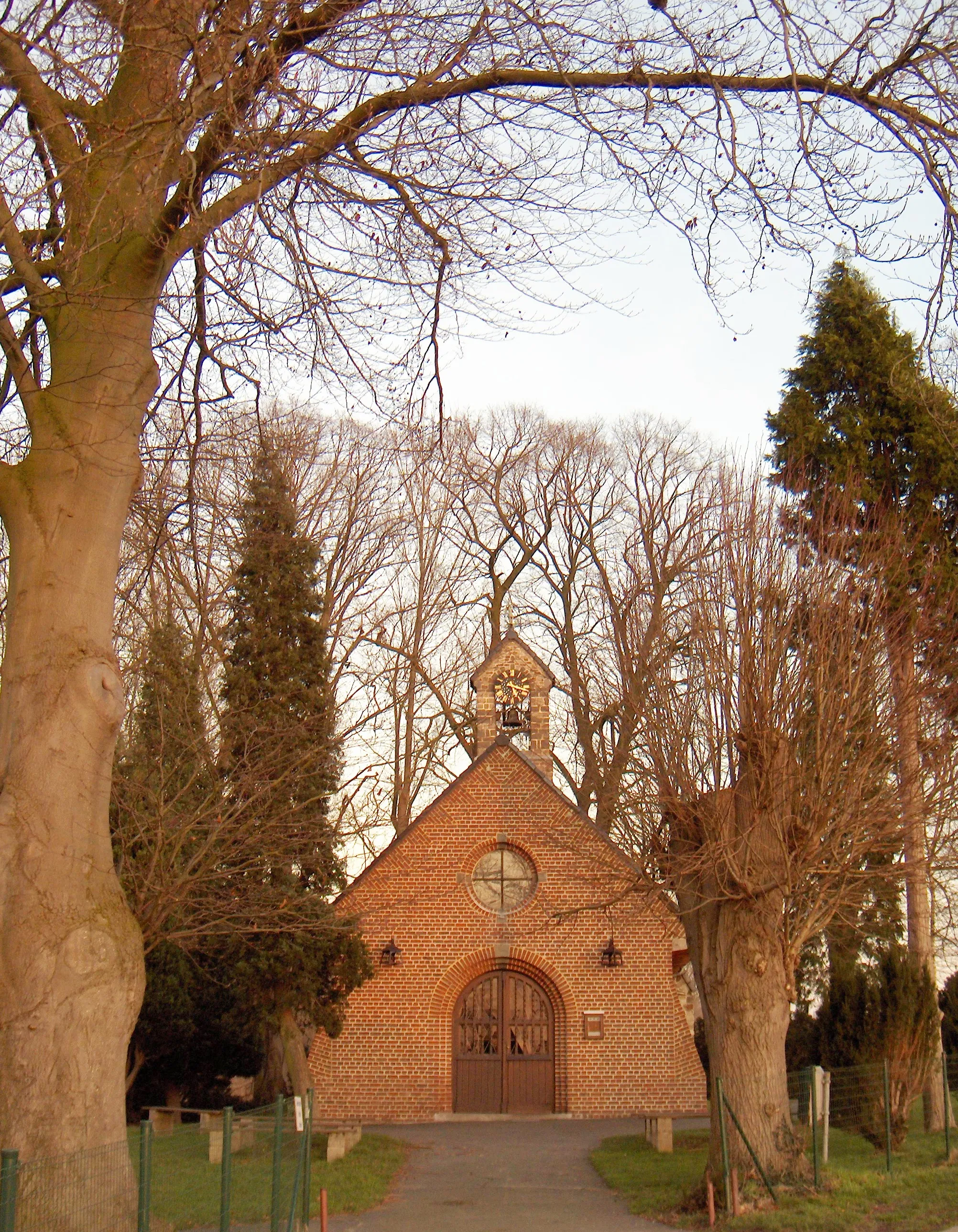 Photo showing: Ninove, Ortsteil Neigem (Belgien, Prov. Ostflandern), Wallfahrtskapelle "Onze-Lieve-Vrouw van Bevingen"; neuromanisch (1933 vollendet).