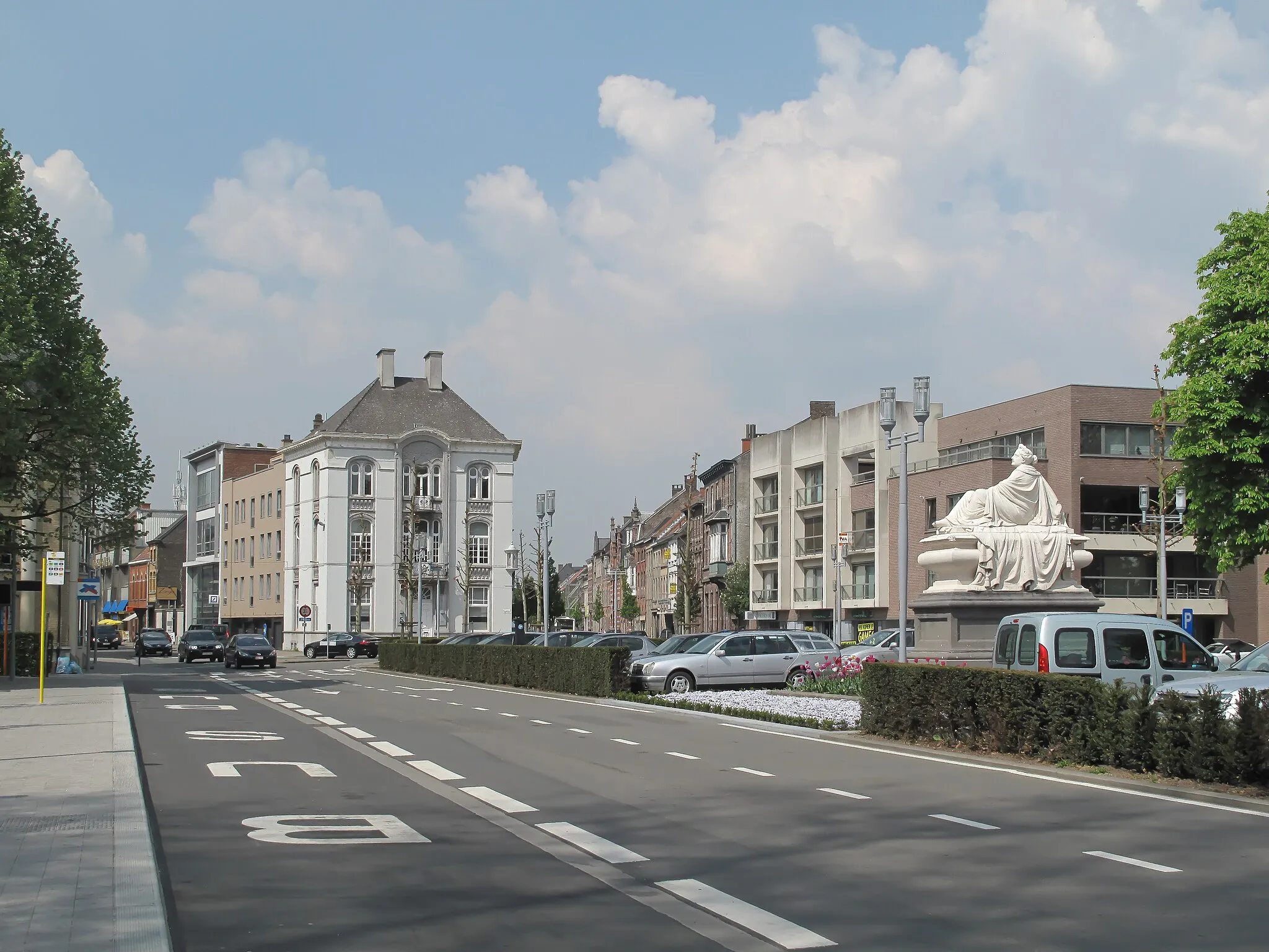 Photo showing: Oudenaarde, view to a street: het Tacambaroplein