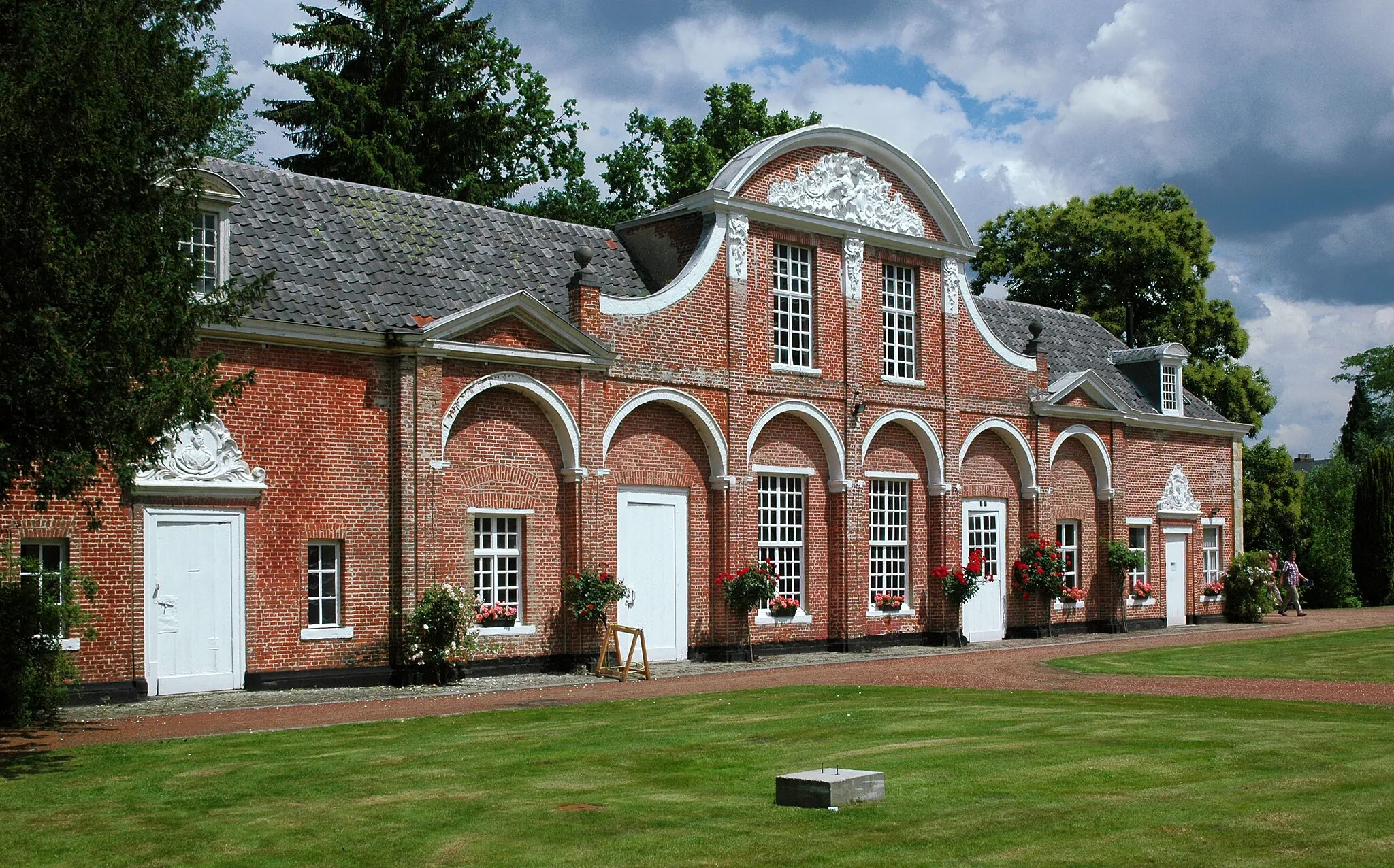 Photo showing: Northern service building at the Kasteel van Berlare (Castle of Berlare). Onroerend erfgoed, address: Dorp 1, Berlare, Belgium.