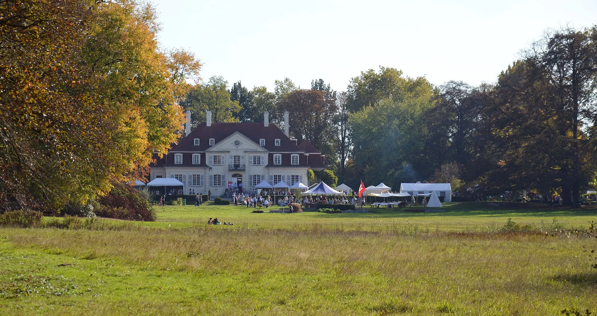 Photo showing: Villa at the center of the Beervelde castle park, during the Tuindagen event in Autumn 2018.