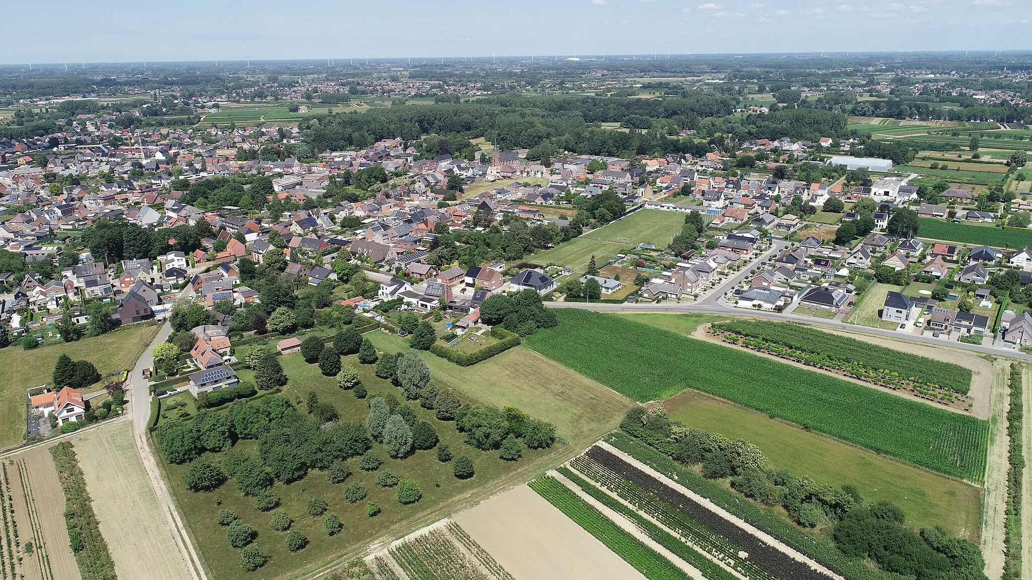 Photo showing: Op deze luchtfoto ziet men centraal de kerk van Serskamp en rechts het voetbalveld van KVV Schelde