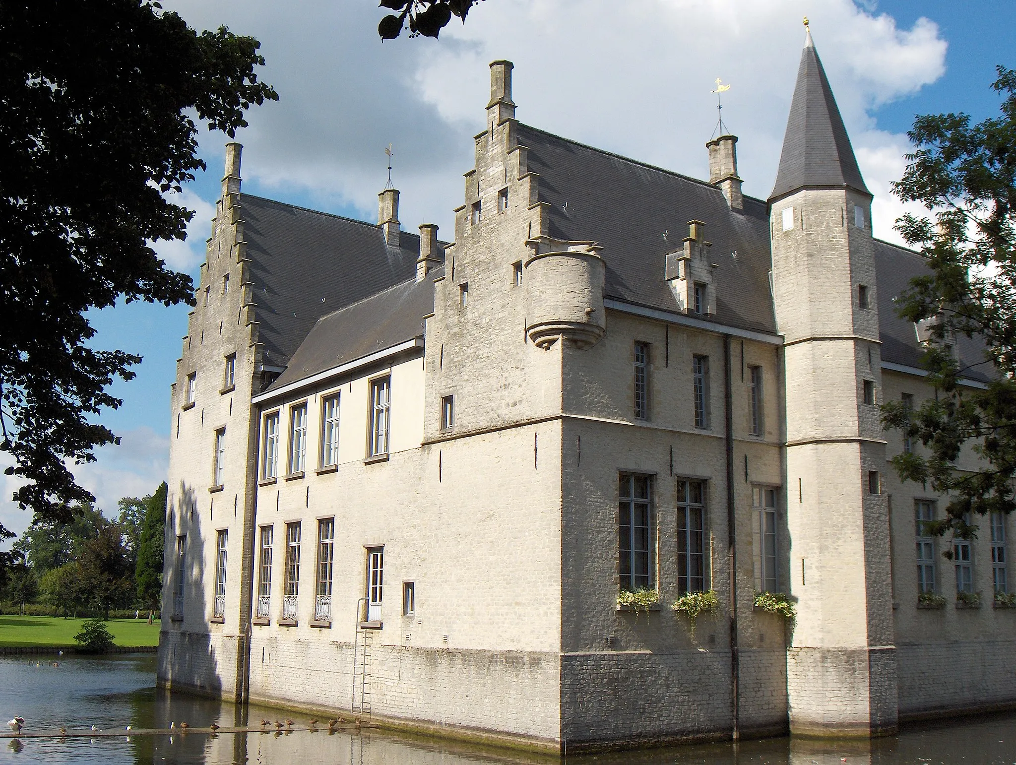 Photo showing: Bild: Beveren (Belgien), Schloss Cortewalle (Kasteel Cortewalle), ältester Teil aus dem 15. Jh., Blick von Süden

Fotograf: Friedrich Tellberg
Datum: 14. August 2005