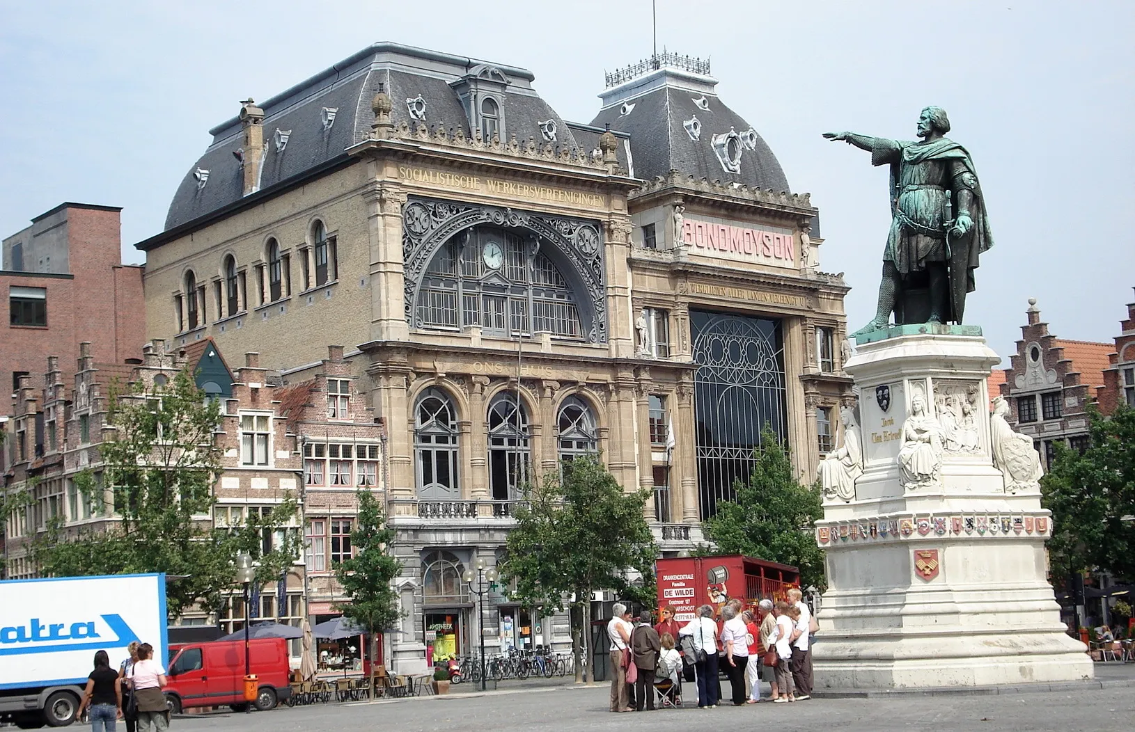 Photo showing: Gent, Volkshuis, op de Vrijdagmarkt. Op voorgrond, standbeeld van Jacob van Artevelde.

Gand, Belgique: Maison du peuple, marché du Vendredi. À l'avant-plan, statue de Jacques d'Artevelde.